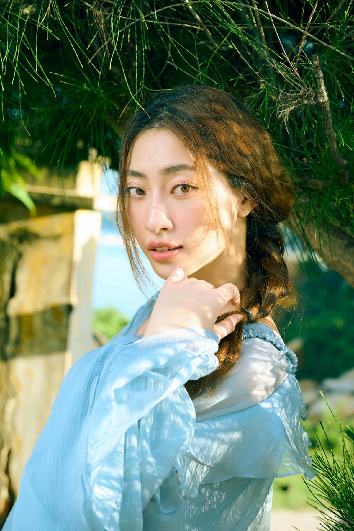  Sau khi tốt nghiệp ĐH Ngoại thương Hà Nội, Lương Thùy Linh làm giảng viên trợ giảng ngành Kinh doanh quốc tế, khoa Quản trị kinh doanh, ĐH Đại Nam. Cô cho biết chính sở thích chia sẻ những trải nghiệm của mình đến mọi người là nguồn động lực để cô theo đuổi công việc giảng dạy.