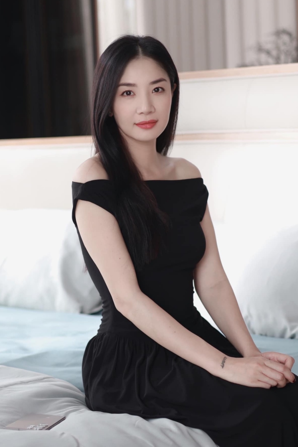 Diễn viên Minh Khuê cho biết cô vừa trải qua cú sốc tình cảm, chia tay bạn trai khi chuẩn bị kết hôn. Suốt 6 tháng, nữ diễn viên nhốt mình ở nhà, chỉ ăn chay, tu tập. Cả hai tìm hiểu hơn một năm, chuẩn bị kết hôn thì dừng lại. Người đẹp không tiết lộ lý do chia tay, chỉ nói tình yêu đổ vỡ không do người thứ ba tác động.