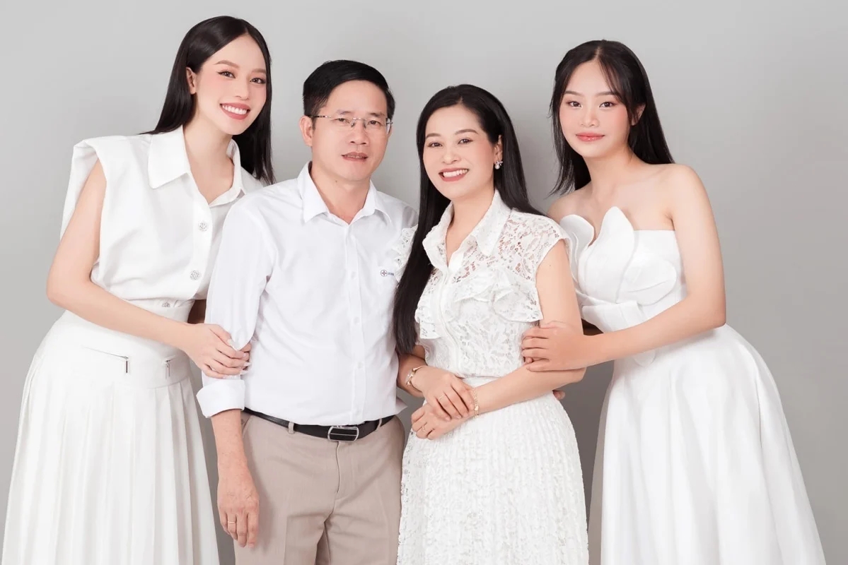 Sau khi giành ngôi vị cao nhất Miss International 2024, nhiều khán giả tò mò về gia thế của Thanh Thủy. Bố Thanh Thủy làm công chức nhà nước ngành điện lực, còn mẹ làm nội trợ ở nhà. Thanh Thủy là chị gái lớn trong gia đình có hai chị em gái. 