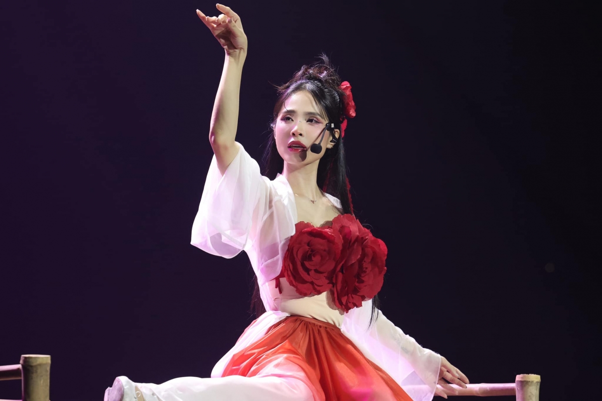 Kiều Anh trình diễn "Trách trăng tàn"