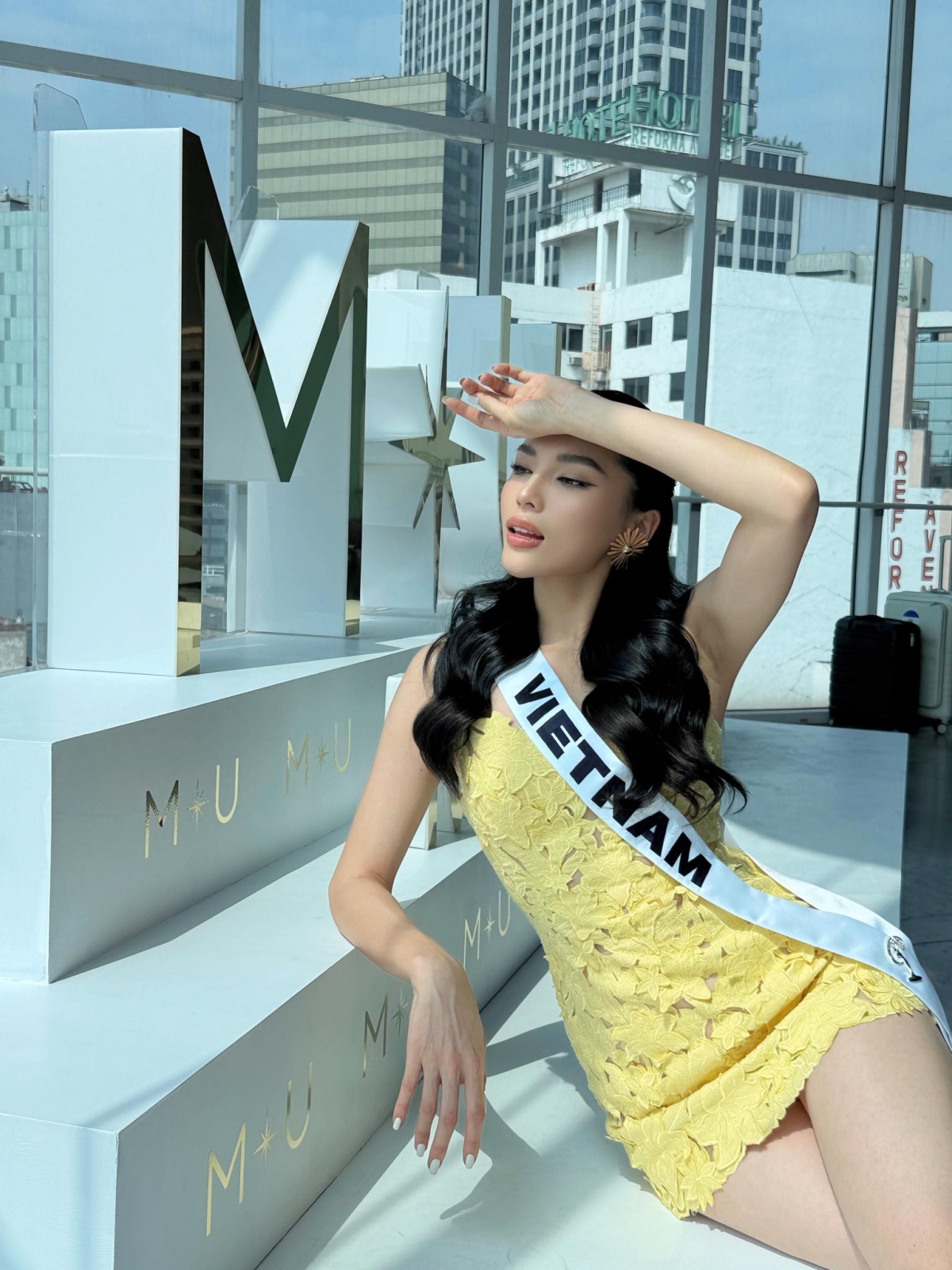 Hình ảnh mới của Kỳ Duyên tại Miss Universe 2024: “Một buổi sáng tràn ngập ánh nắng và đầy năng lượng tại Mexico. Mọi người thấy Duyên tự make up &amp; làm tóc được không?”. (Nguồn: FBNV)