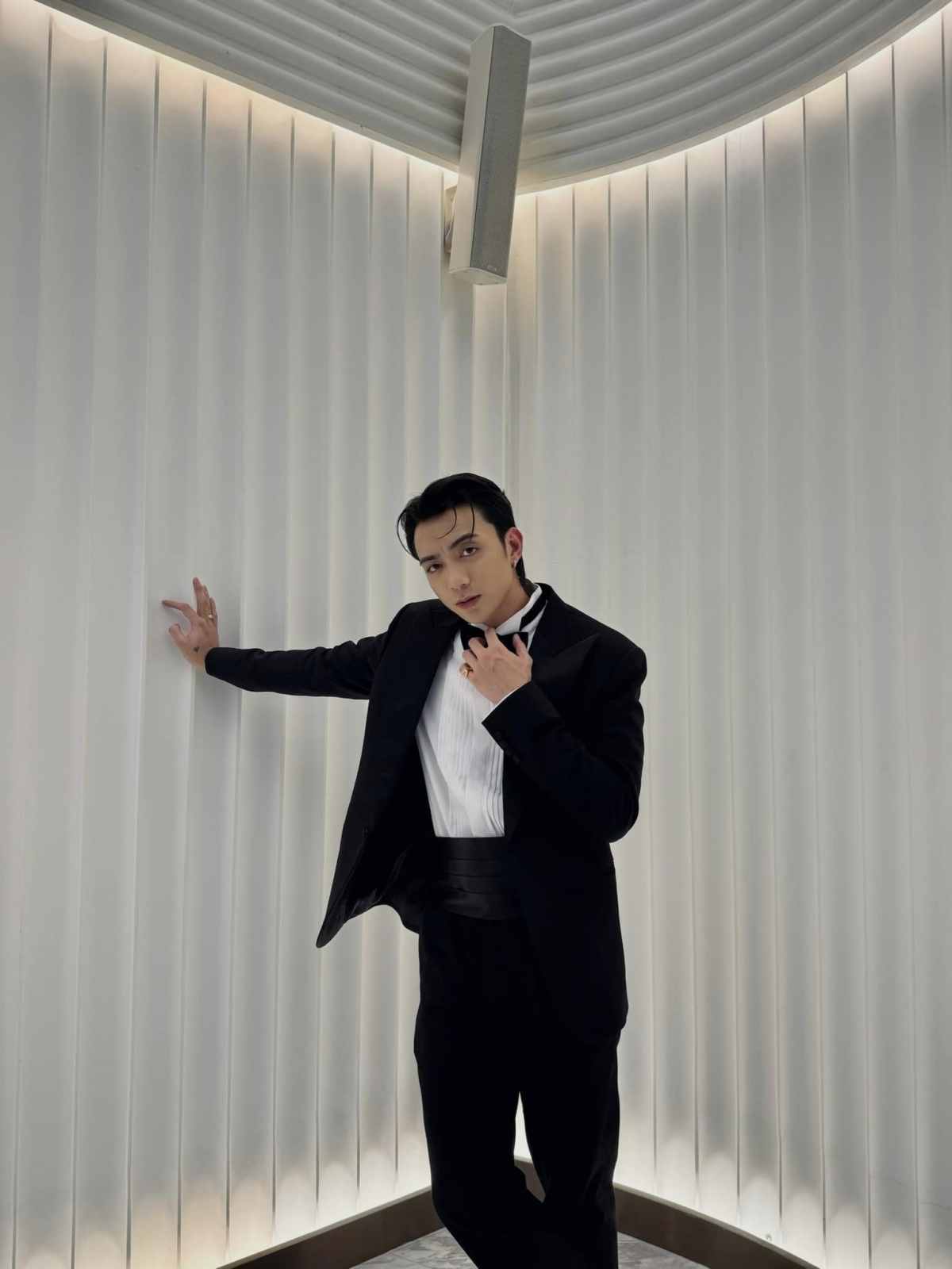 Soobin Hoàng Sơn khoe vẻ lịch lãm trong bộ suit. (Nguồn: FBNV)