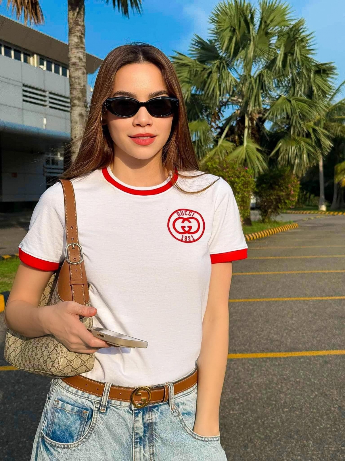 Hồ Ngọc Hà diện áo phông, quần jeans đơn giản nhưng vẫn toát lên thần thái sang chảnh. (Nguồn: FBNV)