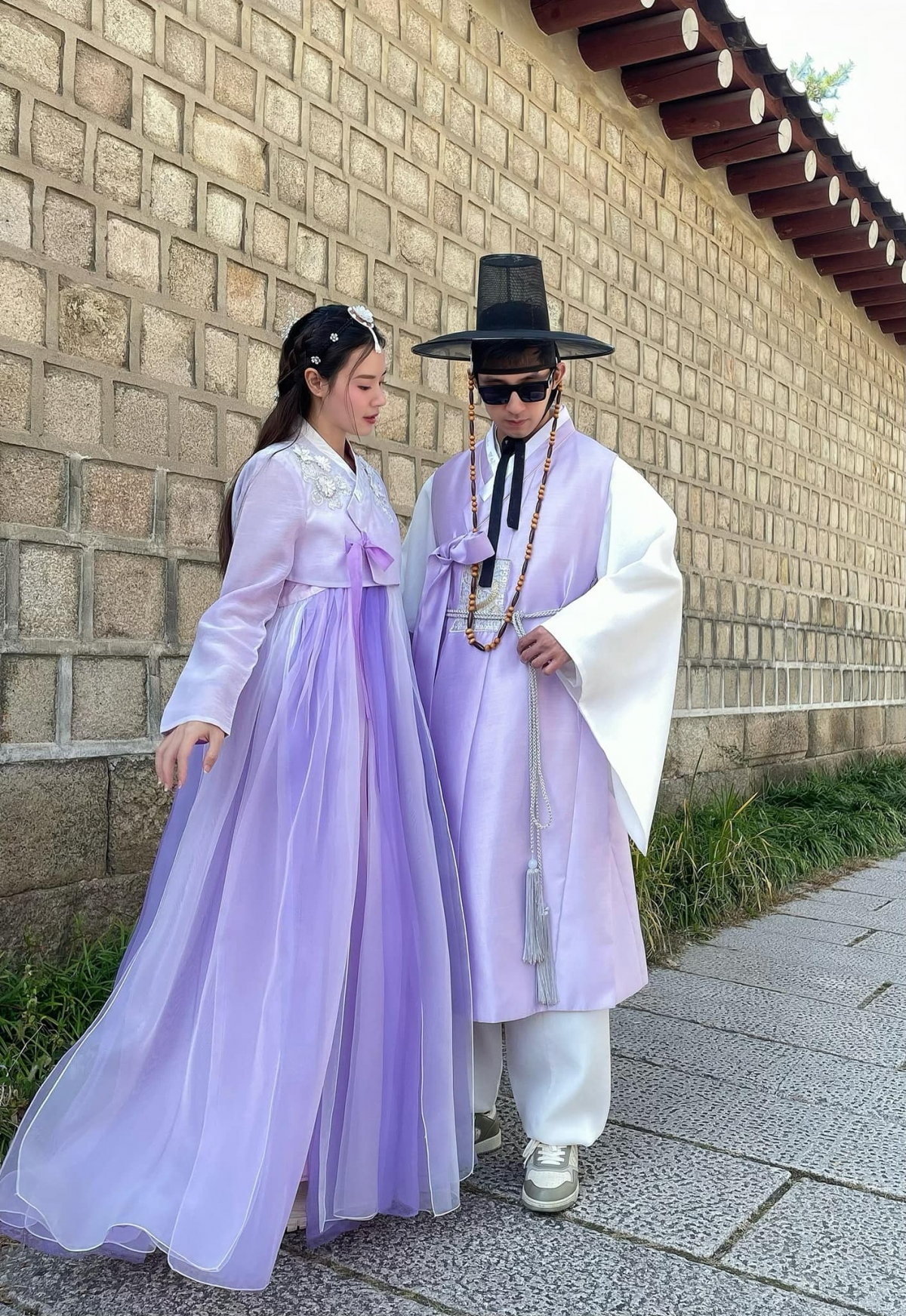 Midu đăng ảnh đi du lịch Hàn Quốc cùng ông xã Minh Đạt. Hai vợ chồng cùng diện hanbok – trang phục truyền thống của Hàn Quốc. (Nguồn: FBNV)