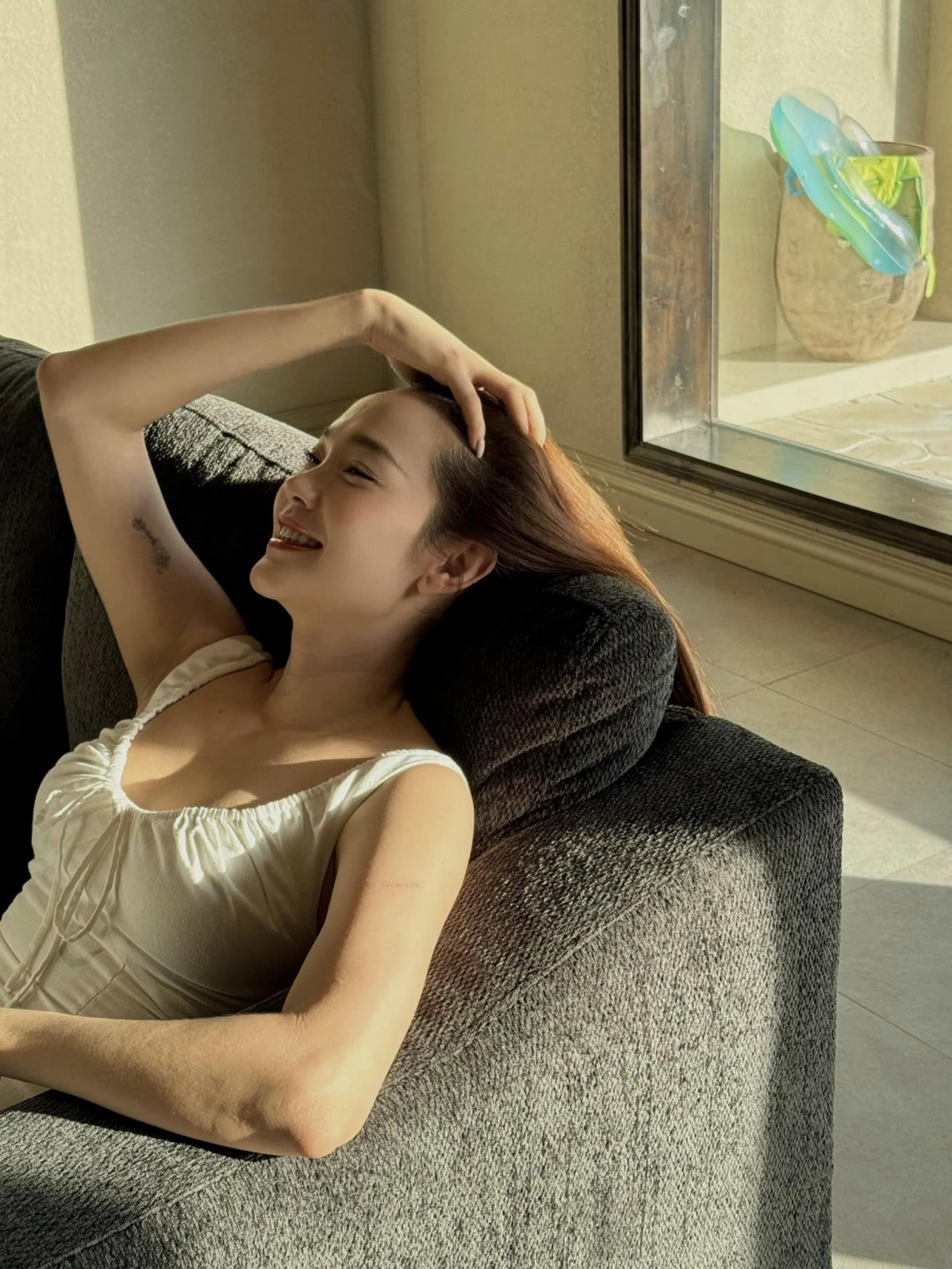 “Ngày làm biếng, chỉ muốn nằm ườn trên sofa, ngân nga là lá là la”, Minh Hằng viết. (Nguồn: FBNV)