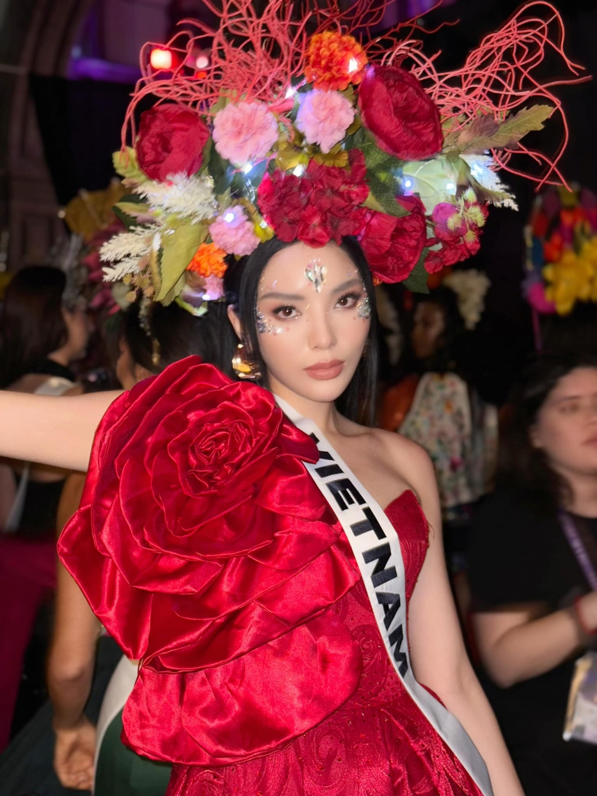 Kỳ Duyên xuất hiện nổi bật trong bộ váy đỏ tại sự kiện Gala De Las Catrinas ở Miss Universe 2024. Đặc biệt, khuôn mặt người đẹp được trang điểm công phu với các họa tiết đính đá tỉ mỉ, lấp lánh. "Lần đầu đến với đất nước Mexico với bao điều thú vị! Duyên được mặc trang phục truyền thống của Mexico, được tham gia lễ hội truyền thống của người Mexico", cô chia sẻ trên trang cá nhân. (Nguồn: FBNV)