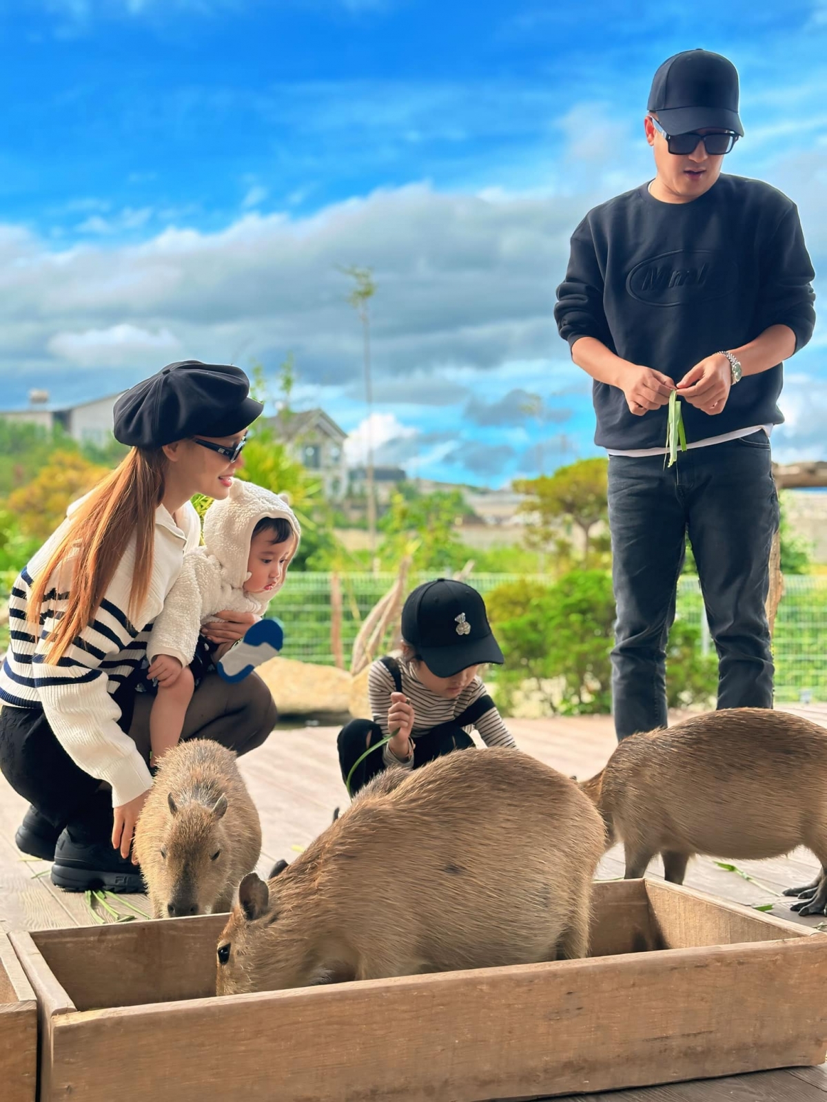 “Hạnh phúc mỗi ngày của mẹ Bi”, Nhã Phương đăng ảnh cả gia đình đi du lịch. (Nguồn: FBNV)