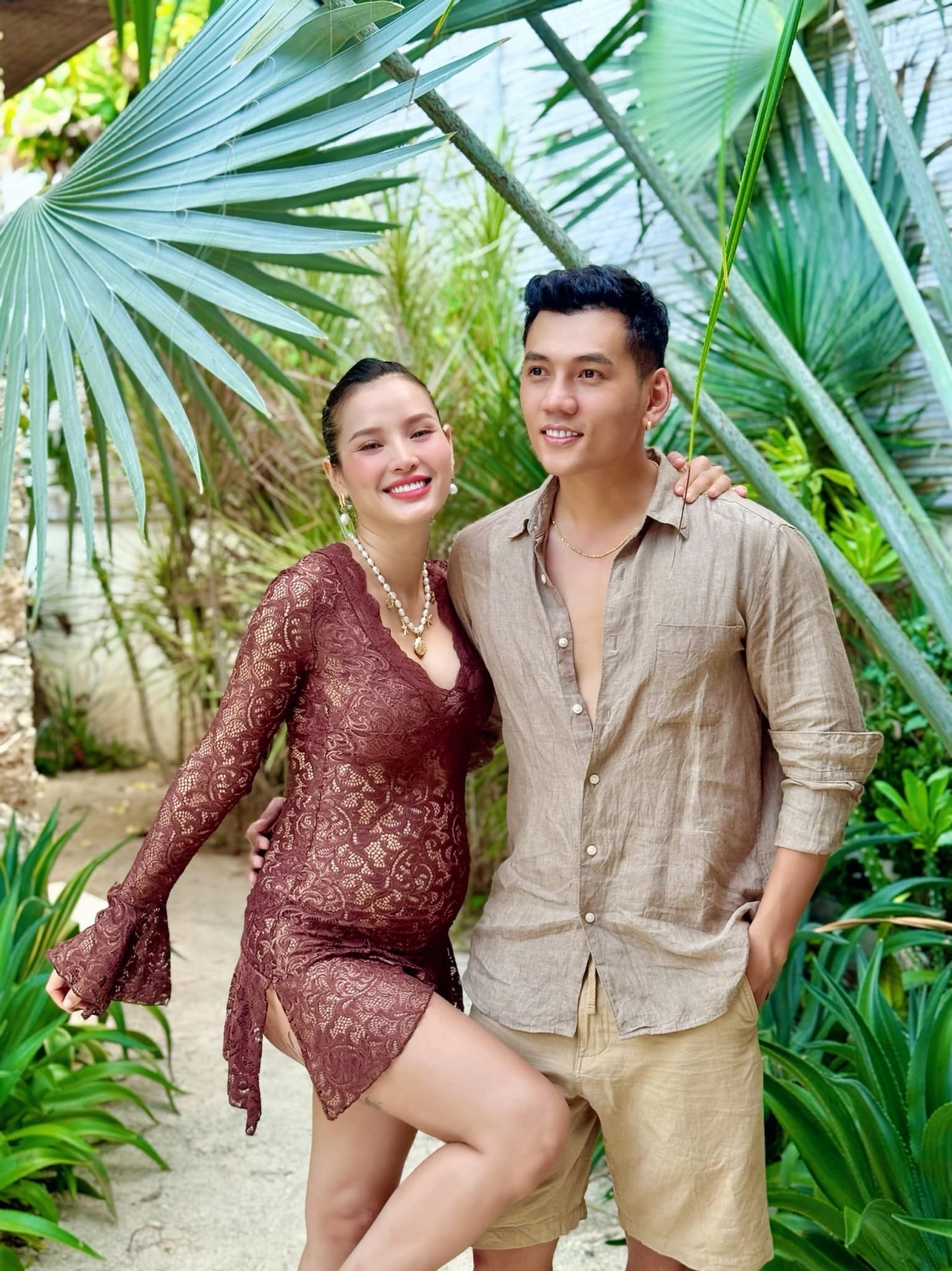 “Hạnh phúc nhất không phải giây phút được cùng nhau nắm tay bước đến lễ đường, mà là giữ mãi nụ cười ấy theo năm tháng”, Phương Trinh Jolie đăng ảnh cùng ông xã Lý Bình. (Nguồn: FBNV)