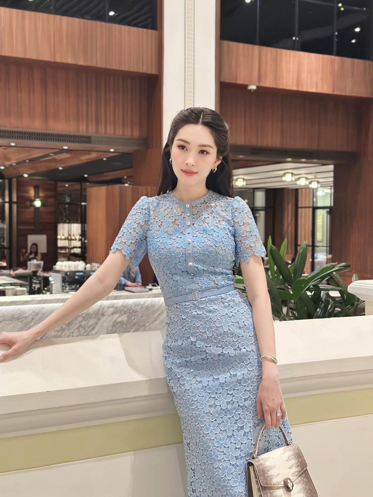 “Mặc một chiếc váy xinh ngồi chờ anh qua”, Hoa hậu Đặng Thu Thảo khoe dáng thon thả sau khi sinh con thứ ba. Người đẹp diện mẫu đầm hoa bó sát "kín cổng cao tường" có tông màu xanh cùng họa tiết hoa. (Nguồn: FBNV)