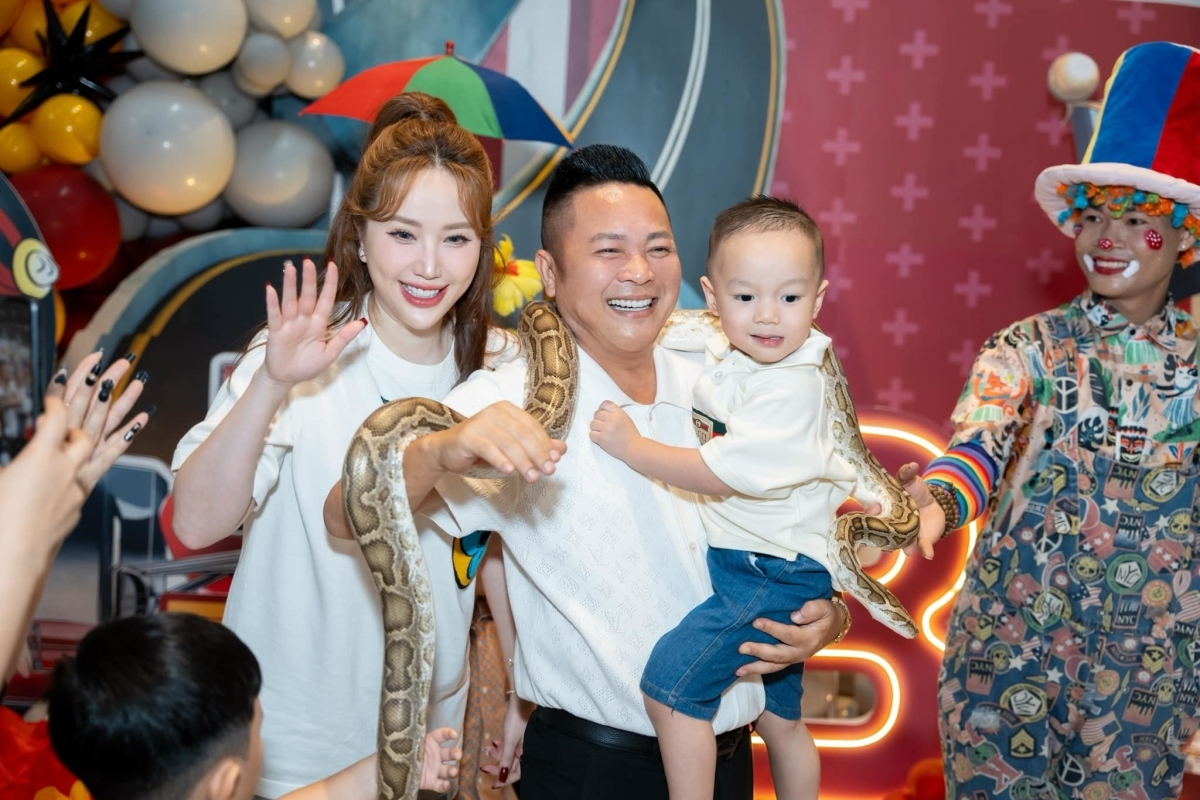 Bảo Thy đã đăng tải loạt ảnh tổ chức sinh nhật 3 tuổi cho quý tử. Cô cho con trai trải nghiệm bế trăn để mừng sinh nhật. “Gia đình này được cái gan dạ đúng không cả nhà? Thật sự sờ bé na cũng rén lắm nhưng hy sinh để có hình kỷ niệm sinh nhật 3 tuổi của em Vic nên chúng tôi cùng nhau cố gắng”, nữ ca sĩ viết. (Nguồn: FBNV)