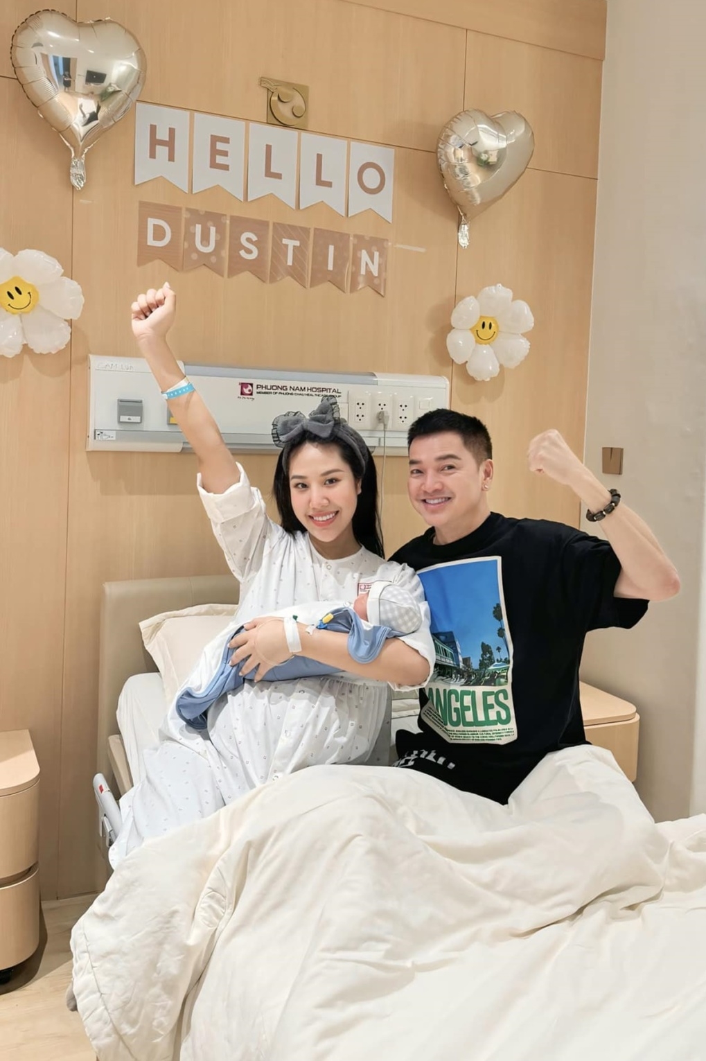 Diễn viên Quang Minh và bạn gái Tăng Khánh Chi đón con trai - bé Dustin - sáng 4/11 tại một bệnh viện ở TP HCM. Quang Minh nói con thứ ba của anh chào đời khỏe mạnh, nặng 3 kg. Bạn gái anh dần hồi sức sau sinh.
