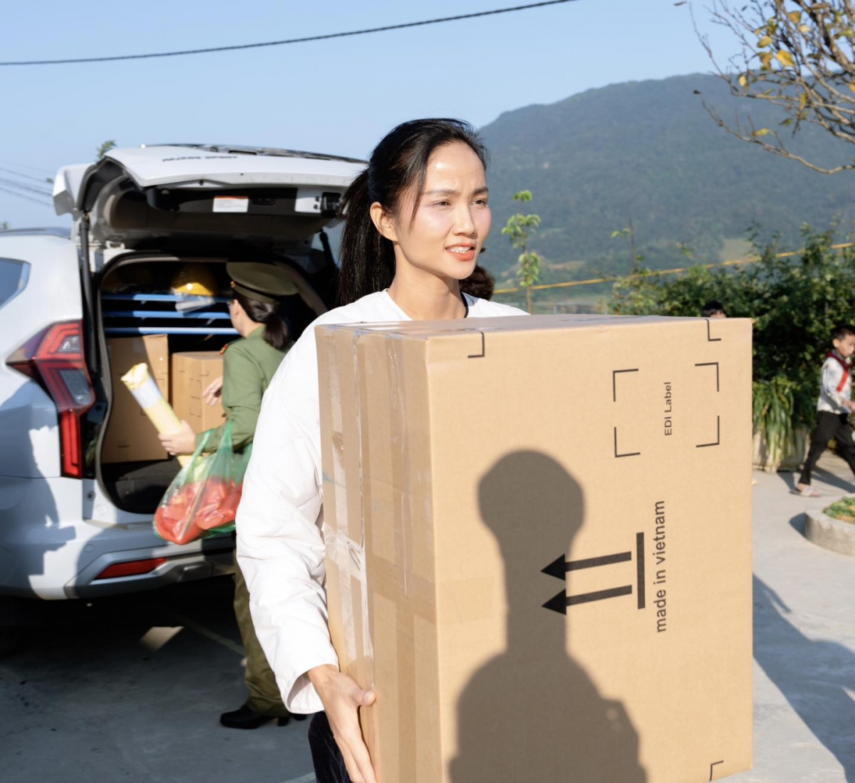 H'Hen Niê đi từ thiện: “Đây là tấm hình một ngày nắng đẹp tại vùng cao”. (Nguồn: FBNV)