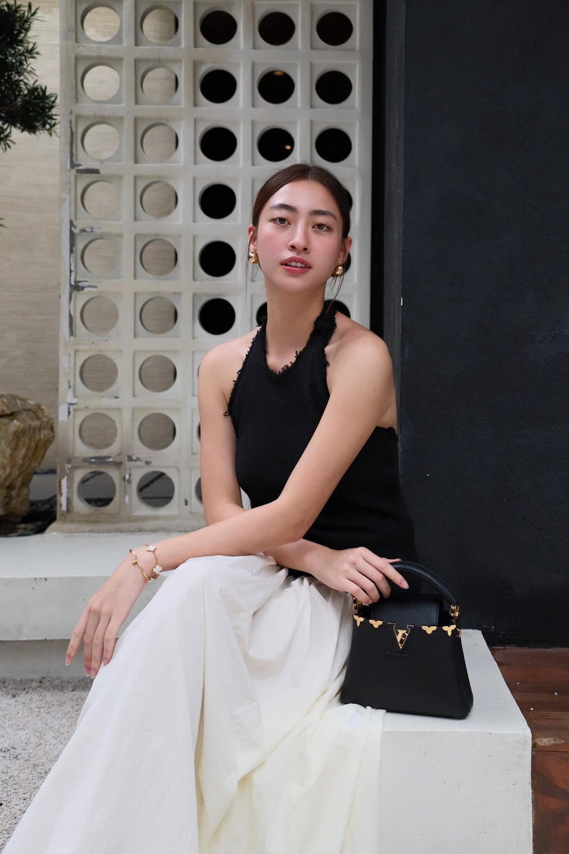 Lương Thùy Linh sinh năm 2000 tại Cao Bằng. Năm 2019, cô đăng quang Hoa hậu Thế giới Việt Nam. Cùng năm, cô dự thi Miss World và lọt top 12. Lương Thùy Linh còn là gương mặt đắt show ở các sàn diễn thời trang nhờ lợi thế chiều cao 1m8. Cô từng thực hiện các dự án cộng đồng như Vì chúng tôi cũng là phụ nữ, Trạm đọc, Tiếp sức mùa thi. Người đẹp thử sức với điện ảnh bằng vai diễn trong phim Chiếm đoạt, làm MC nhiều sự kiện trong nước, quốc tế.