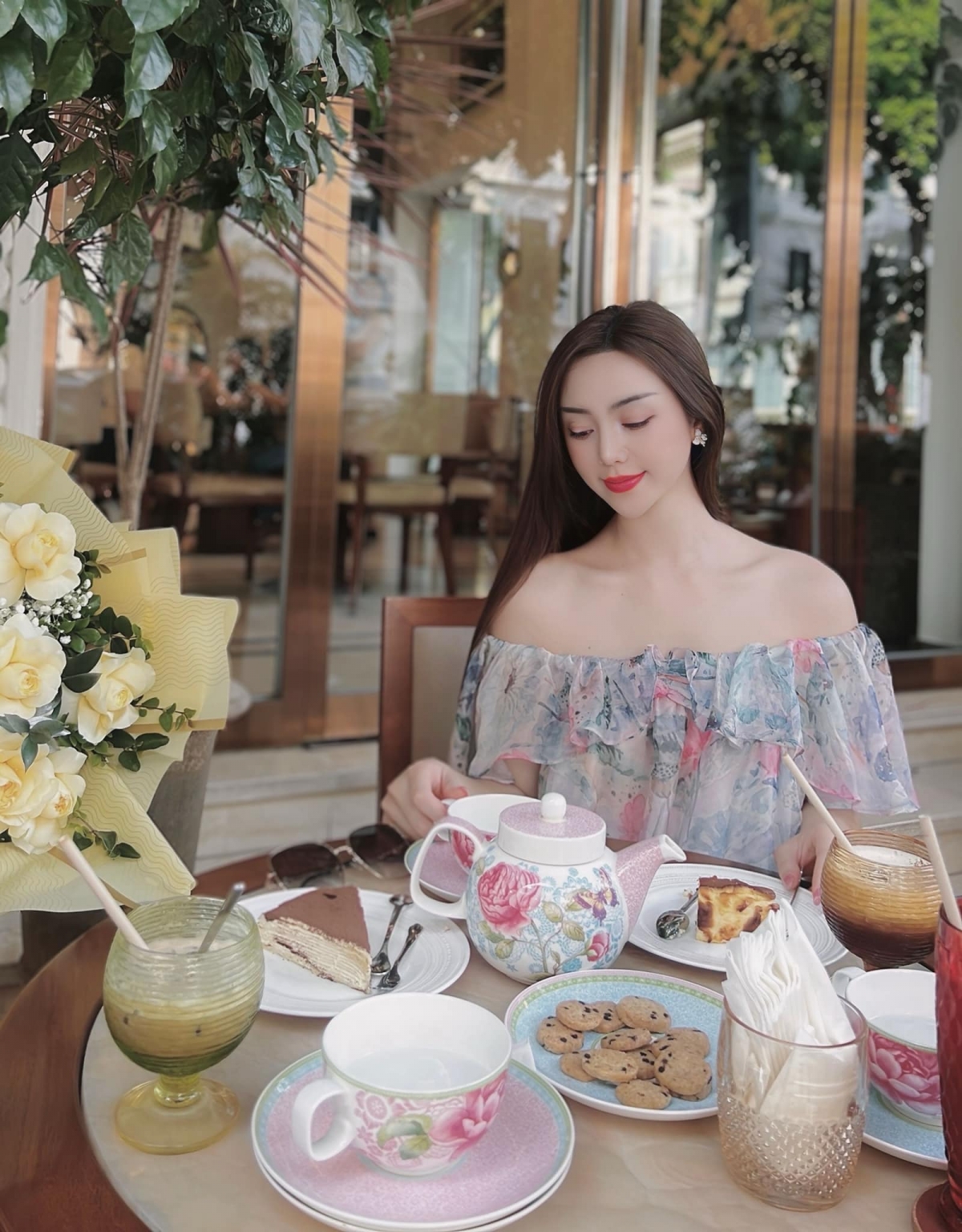 Quỳnh Kool khoe vẻ đẹp trong trẻo khi đi trà chiều, tận hưởng những ngày cuối thu. (Nguồn: FBNV)