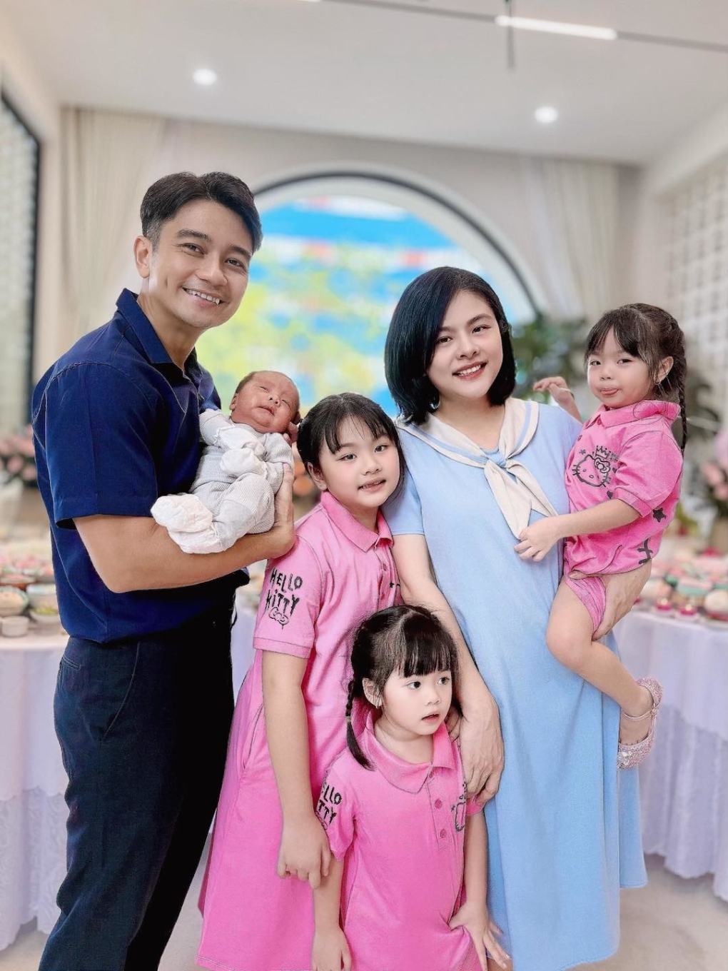 Diễn viên Vân Trang công khai ảnh con trai, bé Q Junior, nhân dịp nhóc tì tròn một tháng tuổi. Quý tử nhà Vân Trang được khen kháu khỉnh, như "bản sao" của ba - doanh nhân Hữu Quân. Diễn viên nói cô trải qua một tháng chăm con bận rộn nhưng hạnh phúc.