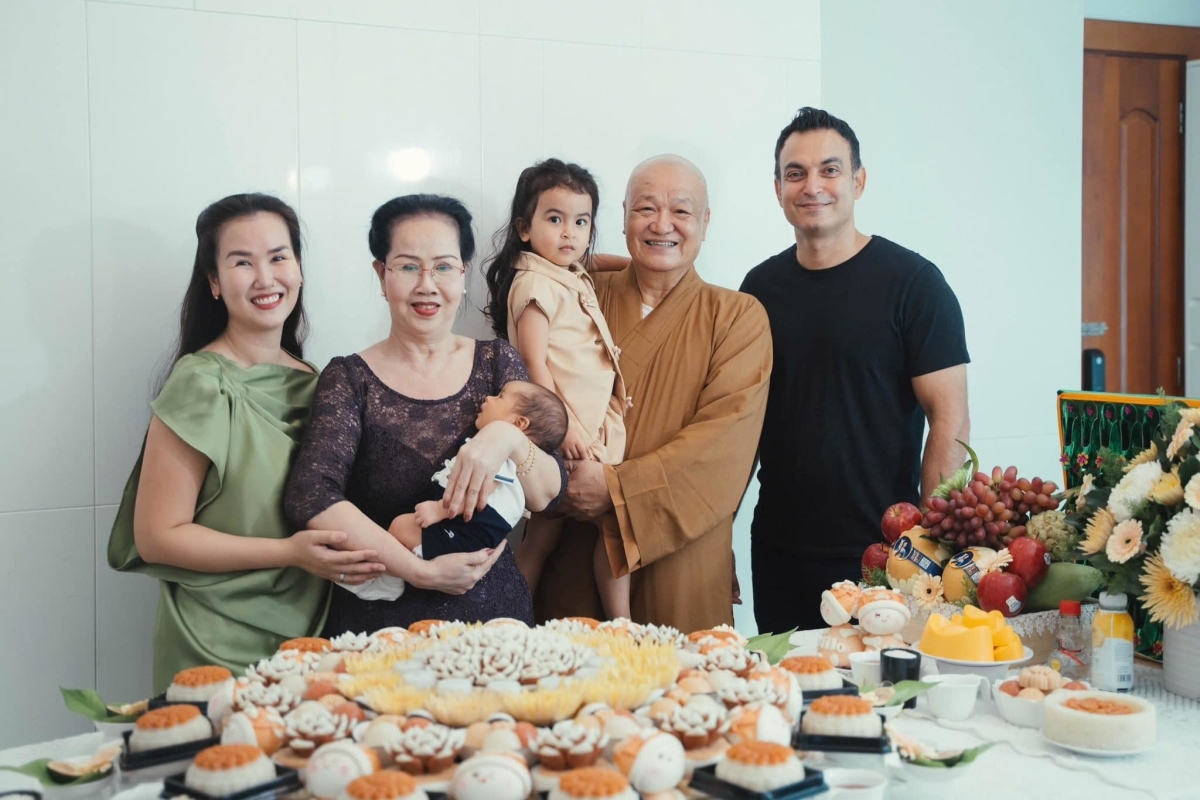 Đại gia đình Võ Hạ Trâm quây quần trong lễ cúng đầy tháng bé Milo, tên thật là An Quốc. Bố của ca sĩ hiện tu tại một ngôi chùa ở TP HCM cũng sắp xếp để có mặt.