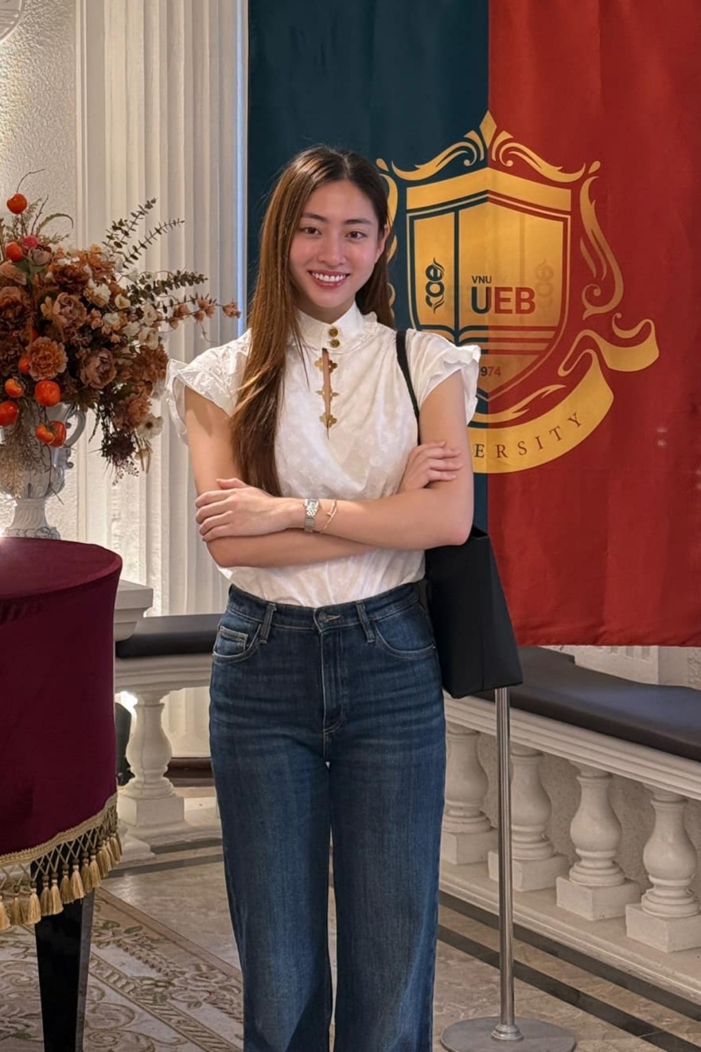 Miss World Vietnam 2019 Lương Thùy Linh theo đuổi bằng Tiến sĩ ngành Kinh tế quốc tế tại ĐH Kinh tế, ĐH Quốc gia Hà Nội.