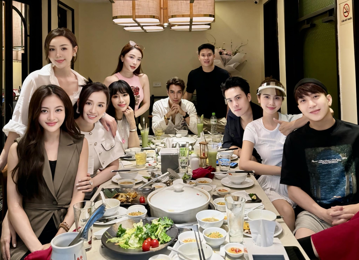 “Mùa tổng kết bắt đầu”, diễn viên Việt Anh đi ăn cùng các nghệ sĩ Quỳnh Nga, Quỳnh Kool, Lã Thanh Huyền, Huyền Lizzie… (Nguồn: FBNV)