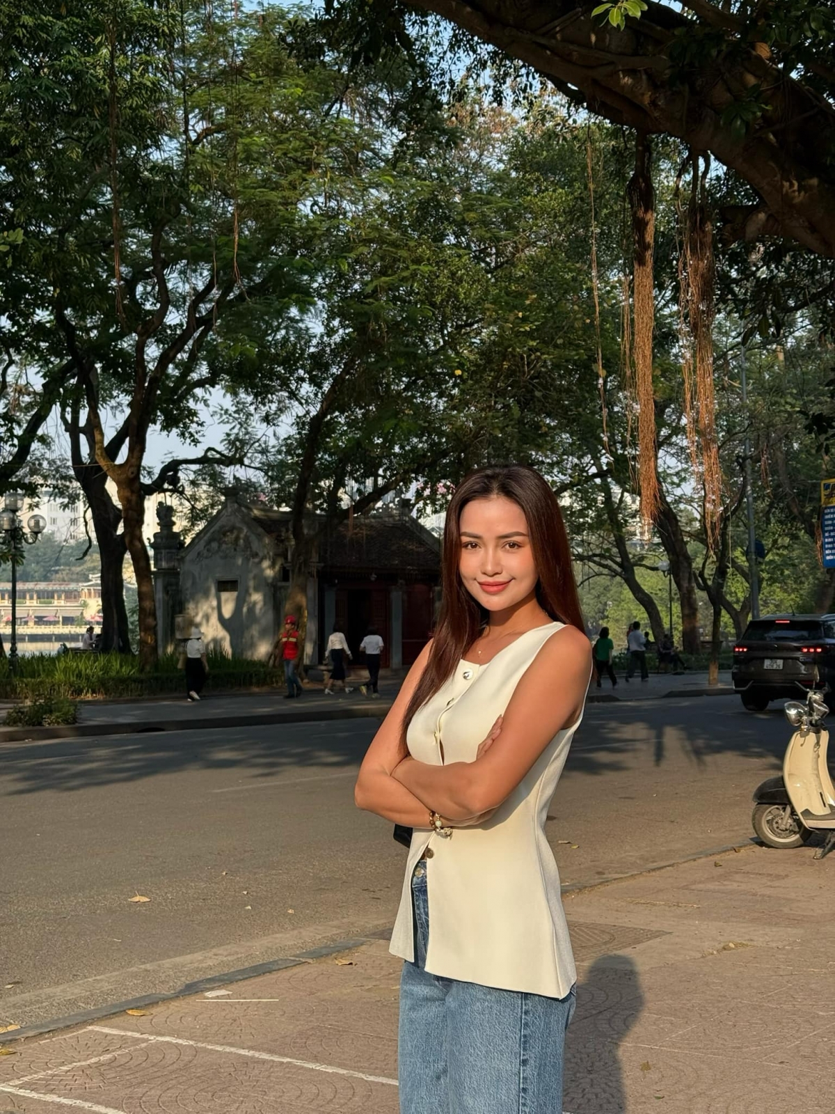 Ngọc Châu tận hưởng tiết trời mát mẻ của mùa thu Hà Nội: “Xin chào mùa thu Hà Nội. Một buổi sáng không vội vã, dạo quanh một vòng hồ Gươm, được ăn món mình thích, được đi đến nơi mình muốn tự dưng thấy hạnh phúc đến lạ”. (Nguồn: FBNV)
