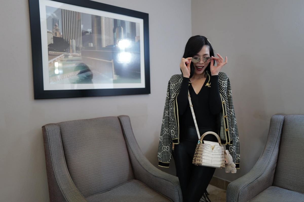 “Cứ thế, ngày mới thật nhẹ nhàng”, Lệ Quyên diện nguyên cây đồ hiệu từ áo khoác, kính, túi cho đến giày. (Nguồn: FBNV)