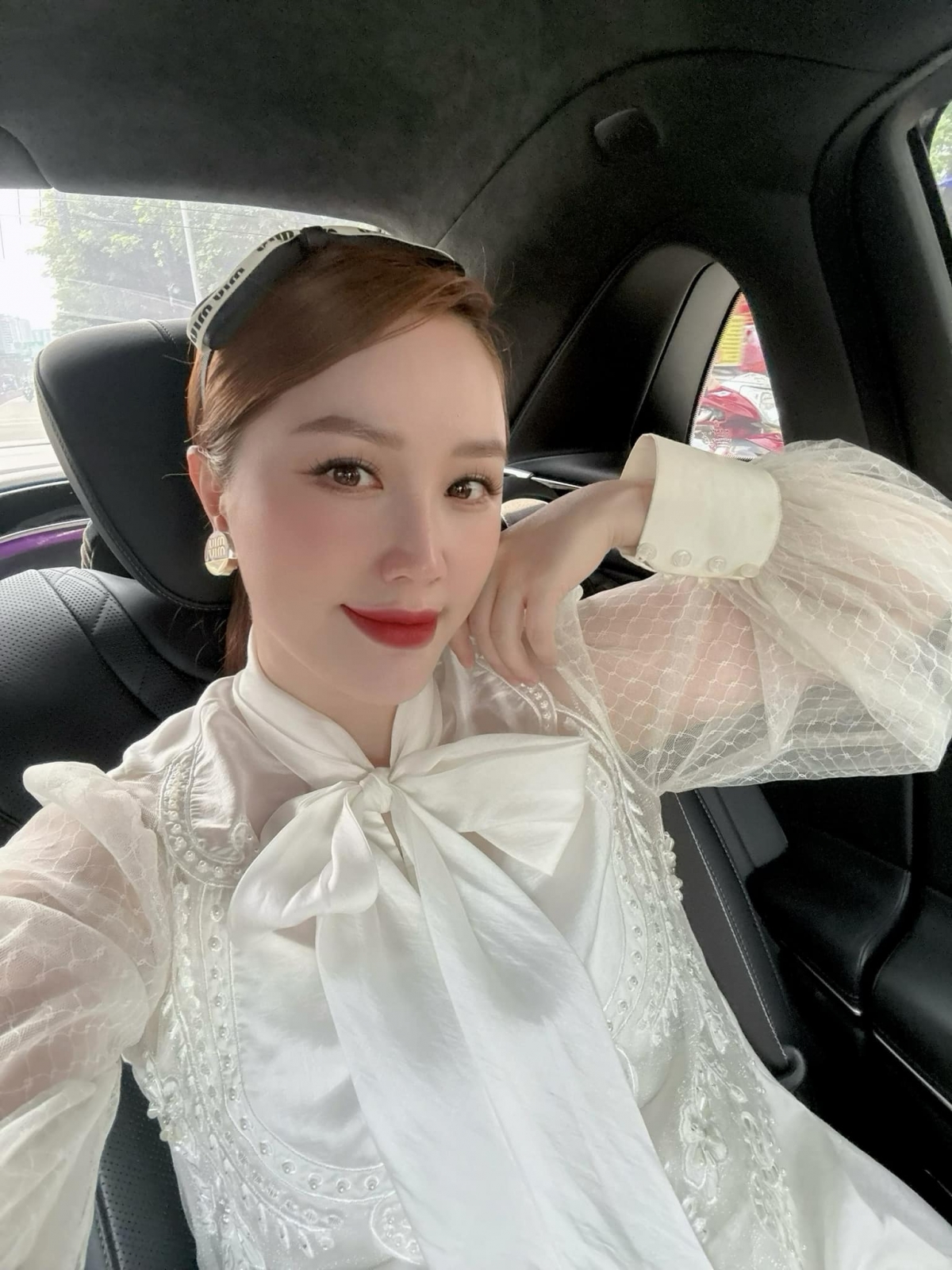 “Ngoan, xinh, yêu ngày nào cũng đi làm chăm chỉ”, Bảo Thy viết. (Nguồn: FBNV)