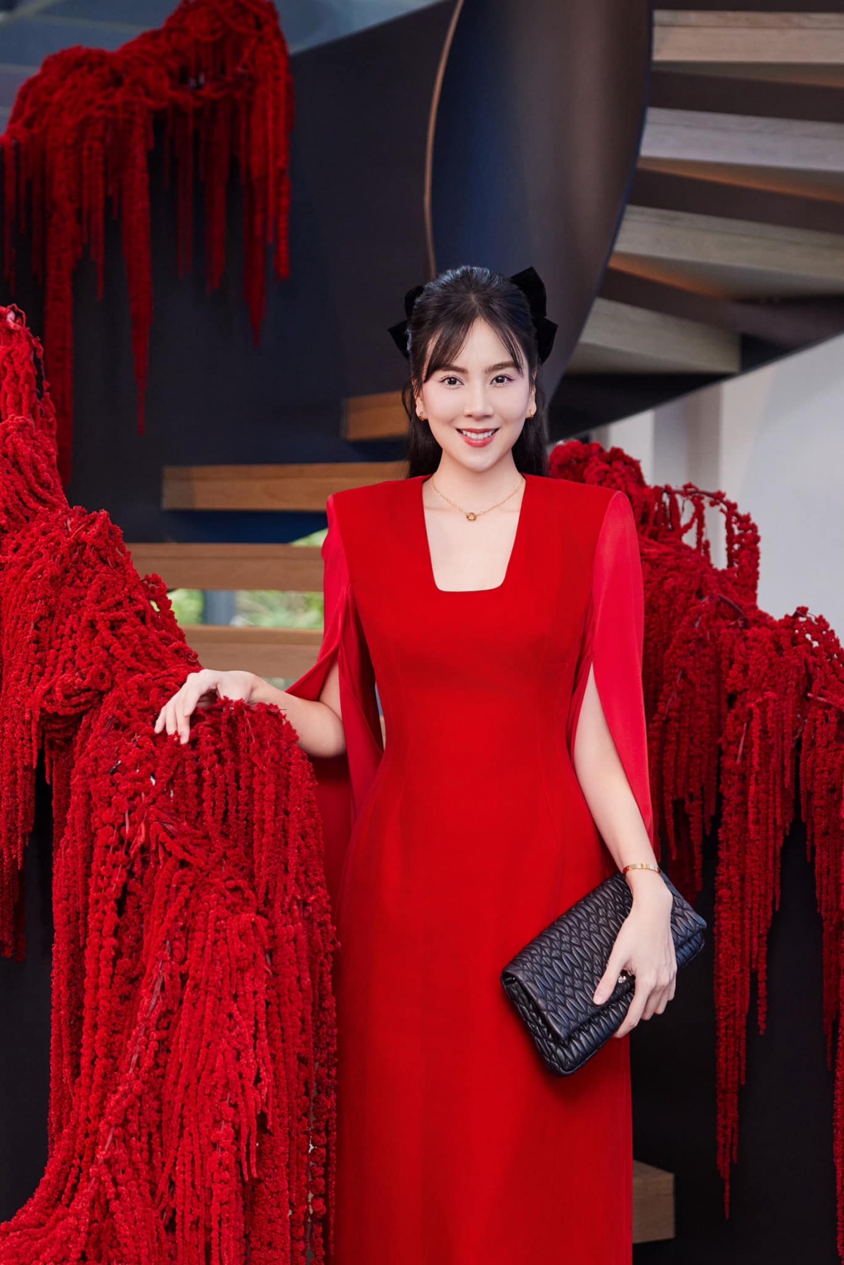 MC Mai Ngọc nổi bật khi diện đầm đỏ tại lễ kỷ niệm của một thương hiệu thời trang. Cô thanh lịch với đầm nhung tay cape phối giày mũi nhọn đính đá. (Nguồn: FBNV)