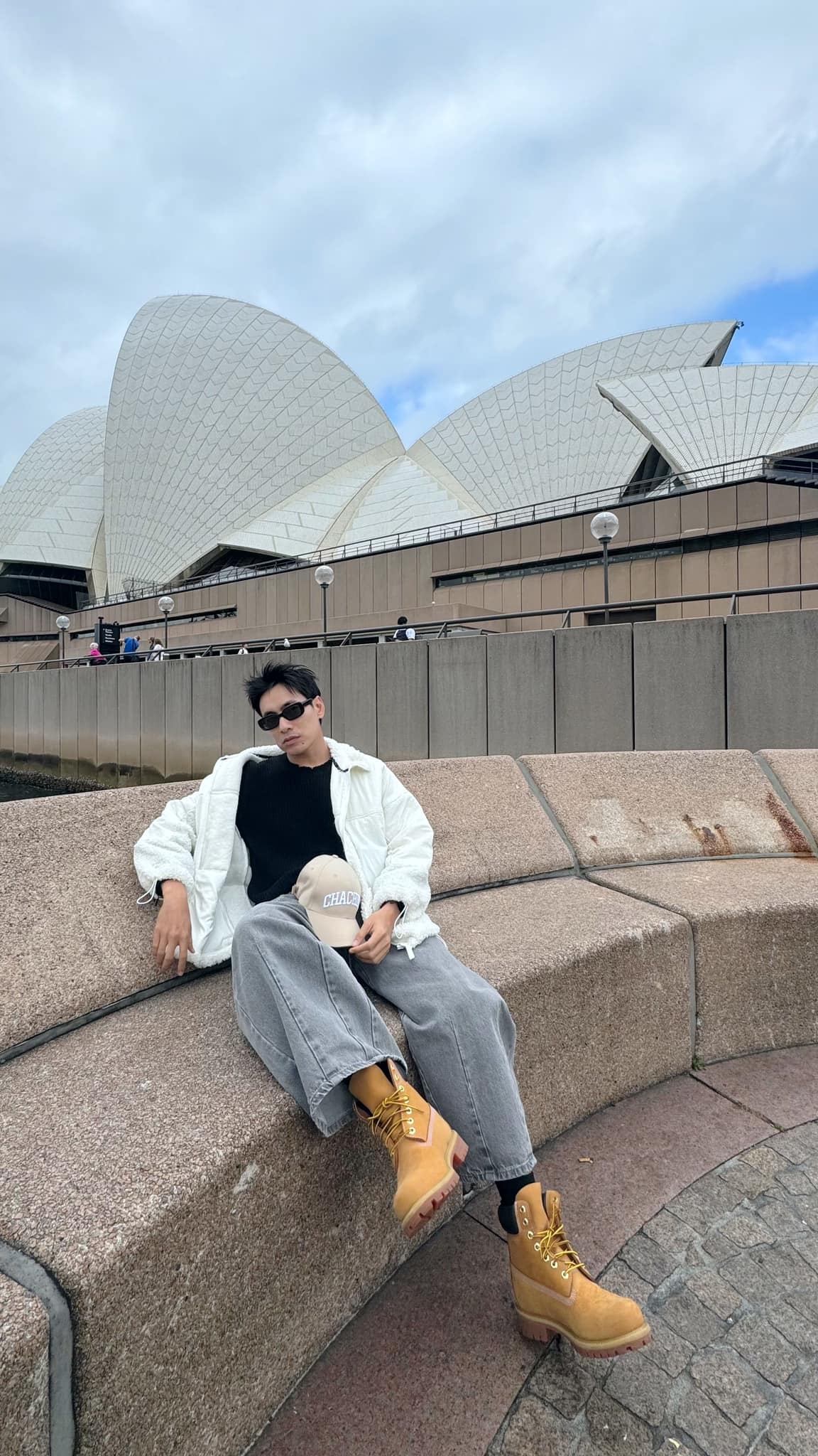 Kiều Minh Tuấn dạo phố tại Australia trong chuyến đi giao lưu cùng khán giả. (Nguồn: FBNV)