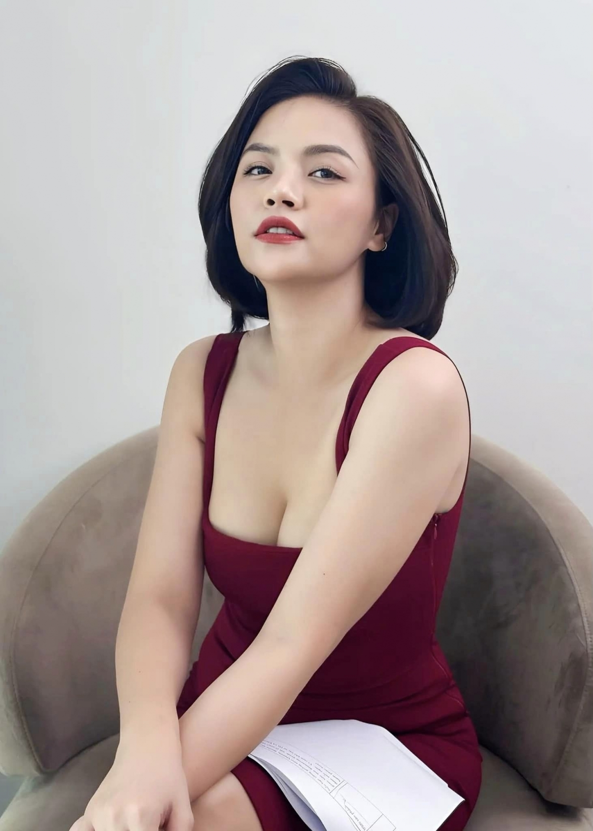 Thu Quỳnh được khen ngày càng gợi cảm sau khi sinh em bé thứ hai. “Hứa với mình sẽ chăm chỉ hơn mỗi ngày, trân trọng những cơ hội, hết mình cống hiến, hoàn thiện bản thân và yêu thương nhiều hơn”, cô viết. (Nguồn: FBNV)