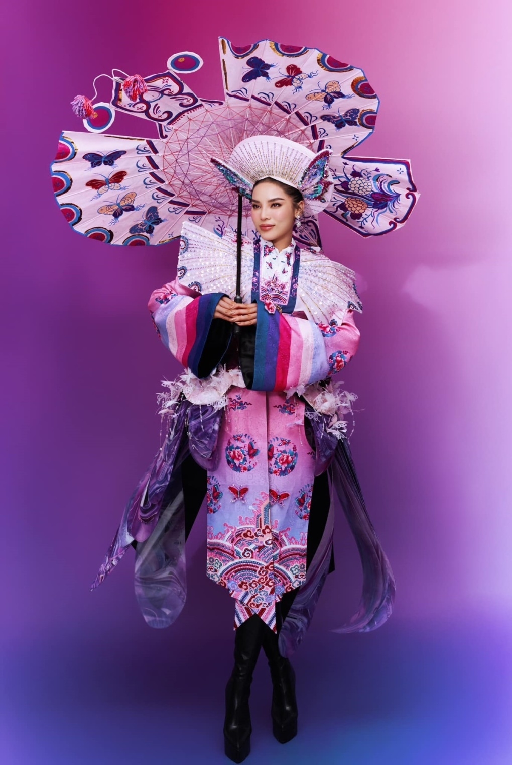 Ban tổ chức Miss Universe công bố ba bộ trang phục dân tộc đẹp nhất cuộc thi năm nay, trong đó có bộ 'Ngọc Điệp Kỳ Nam' của Kỳ Duyên.