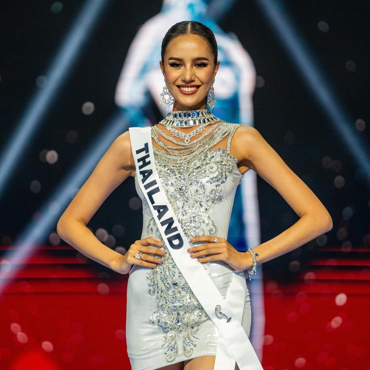 Suchata Chuangsri, 21 tuổi, cao 1,8 m, sở hữu gương mặt đẹp và vóc dáng gợi cảm, săn chắc. Cô là sinh viên Luật tại Đại học Thammasat, chuyên ngành Quan hệ Quốc tế. Cô đăng quang Hoa hậu Hoàn vũ Thái Lan 2024 vào tháng 7. Mỹ nhân Thái Lan được đánh giá là tài sắc vẹn toàn, phong thái tự tin và tràn đầy sức sống.