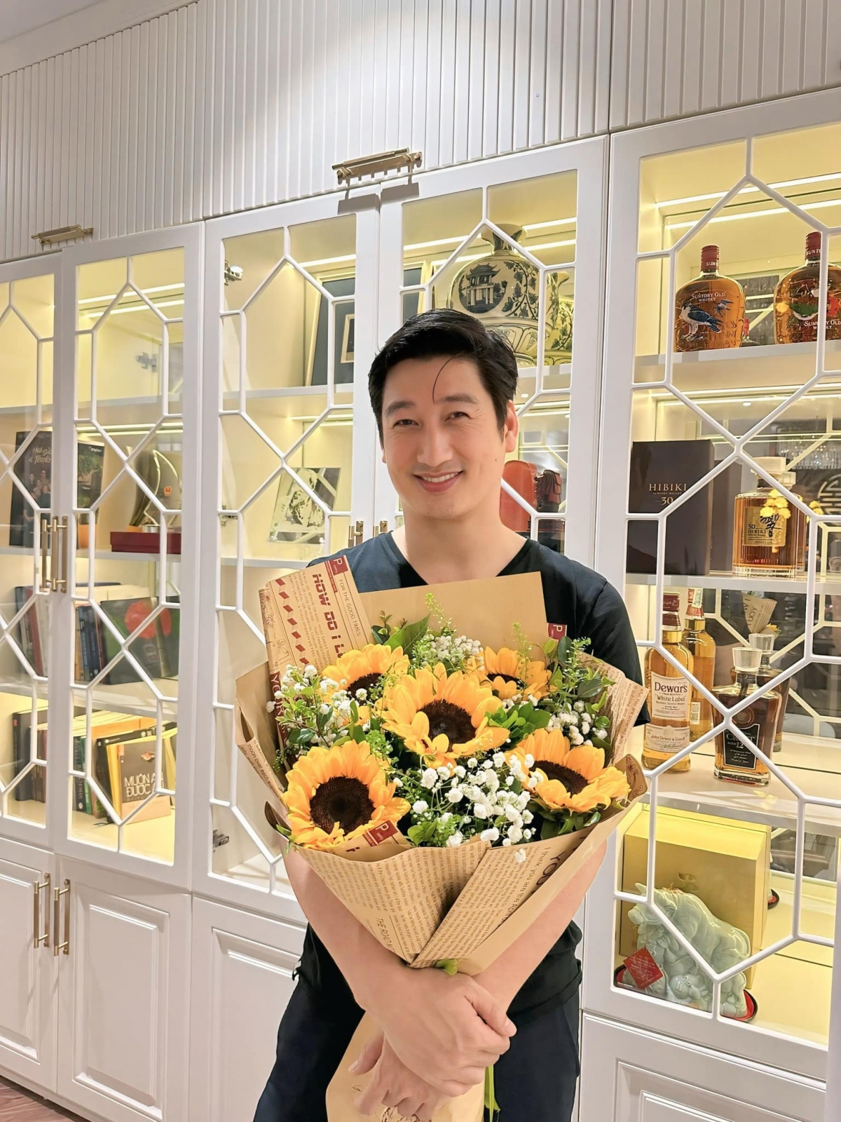 NSƯT Ngọc Quỳnh đăng ảnh đóng máy bộ phim “Hoa sữa về trong gió”. Trong phim, anh vào vai Khang – chồng của Thuận. (Nguồn: FBNV)
