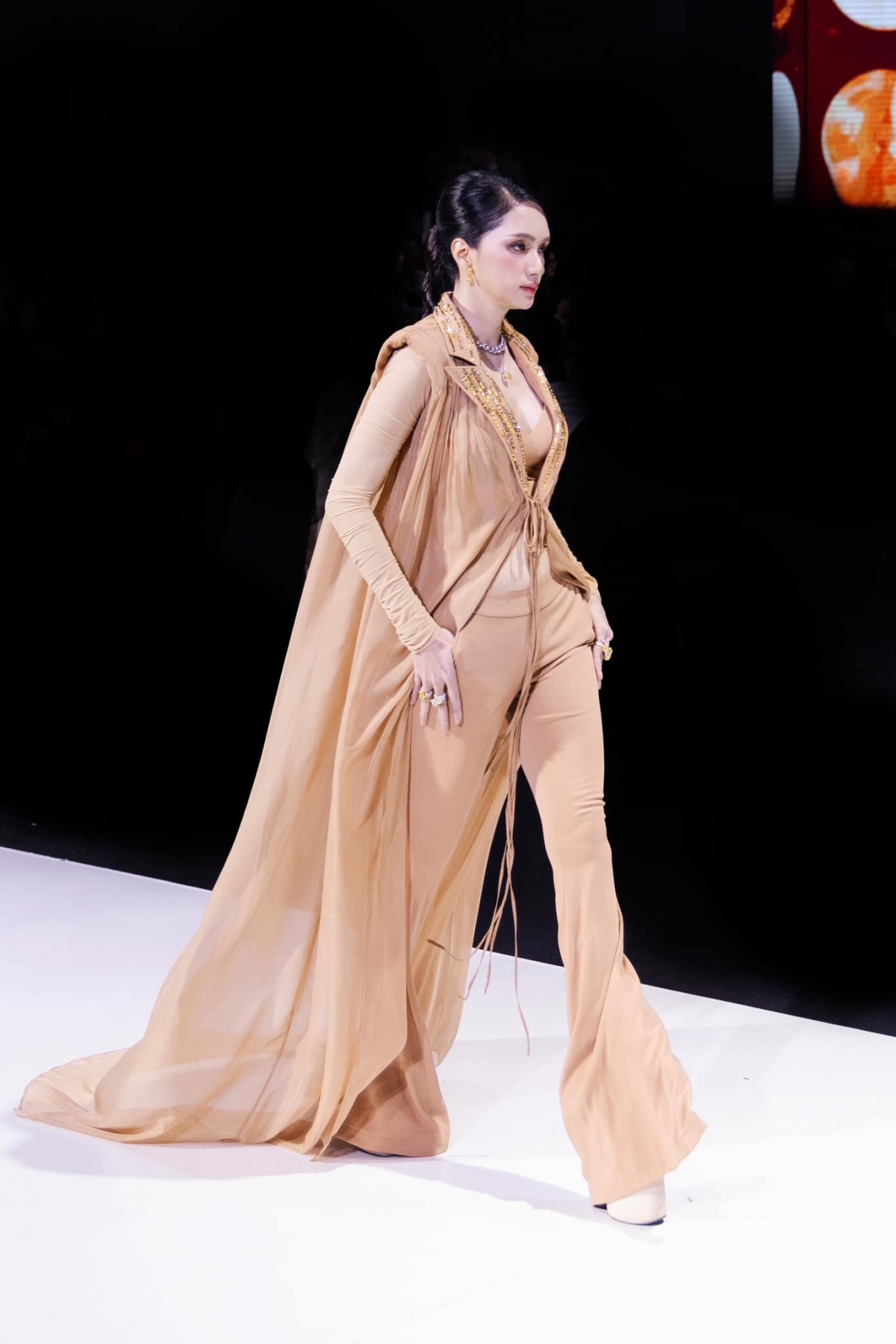 “Lâu lâu mới catwalk lại cả nhà thấy sao”, Hương Giang trở lại sàn diễn thời trang. (Nguồn: FBNV)