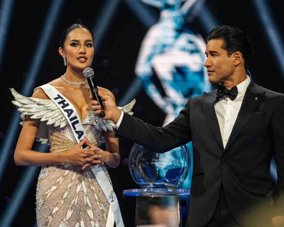 Opal Suchata Chuangsri giành danh hiệu á hậu 3 tại Miss Universe 2024. Ở phần thi ứng xử, cô nhận câu hỏi: "Những phẩm chất nào nên có ở một người lãnh đạo?". Người đẹp trả lời: "Đó là sự thấu cảm bởi dù bạn tốt đến thế nào, giỏi giang đến đâu, cuối cùng bạn vẫn cần sự thấu cảm để lắng nghe, thấu cảm mọi người. Không chỉ những người lãnh đạo, mà bất cứ ai trong chúng ta cũng cần sự thấu cảm. Đó là lý do chúng ta ở đây".