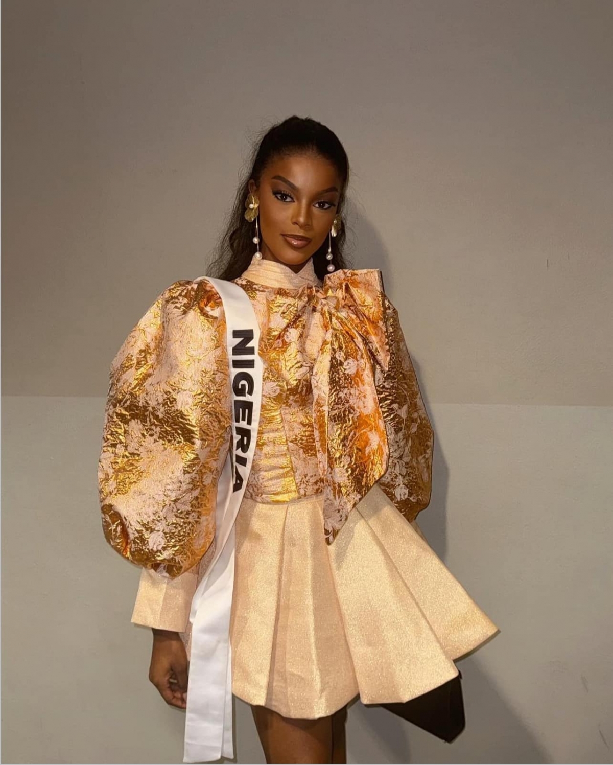 Chidimma Adetshina đăng quang Miss Universe Nigeria hồi tháng 8 và giành quyền tham dự Miss Universe lần thứ 73. Chidimma Adetshina 23 tuổi, là sinh viên ngành luật. Cô gây ấn tượng với nụ cười tươi, khả năng thuyết trình tốt. Danh hiệu á hậu 1 của đại diện Nigeria khiến nhiều khán giả bất ngờ bởi cô không được xếp vào nhóm thí sinh tiềm năng.