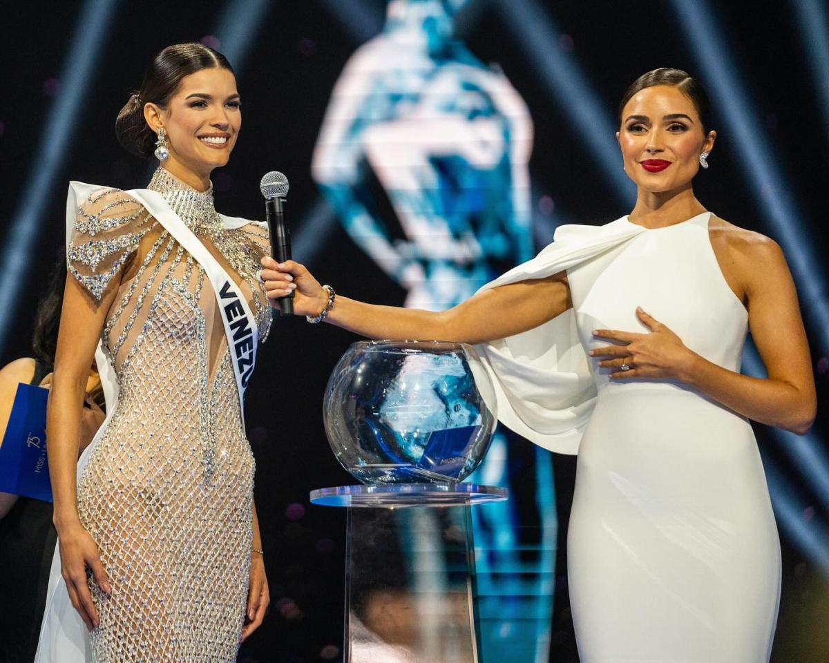 Á hậu 4 thuộc về người đẹp đến từ Venezuela - Ileana Márquez Pedroza. Trong phần thi ứng xử, cô nhận câu hỏi: "Hãy miêu tả một người phụ nữ lý tưởng của xã hội ngày nay và bạn có điều gì tương đồng với cô ấy?". Cô trả lời: "Người phụ nữ lý tưởng mà tôi muốn chia sẻ với các bạn chính là 125 cô gái tham gia cuộc thi này. Chúng tôi đã bỏ đằng sau nhiều thứ để cùng ở đây, tôn trọng và đồng hành với nhau".