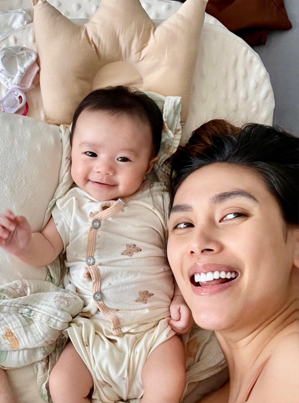 Siêu mẫu Võ Hoàng Yến nhắn nhủ tới con gái bé bỏng: “Sẽ có lúc mẹ tìm lại được giấc ngủ của mình, căn phòng cũng sẽ được gọn gàng sớm thôi. Nhưng con sẽ không bao giờ nhỏ như thế này nữa. Yêu tất cả những khoảnh khắc bên con dù khóc hay cười mẹ đều hạnh phúc”. (Nguồn: FBNV)