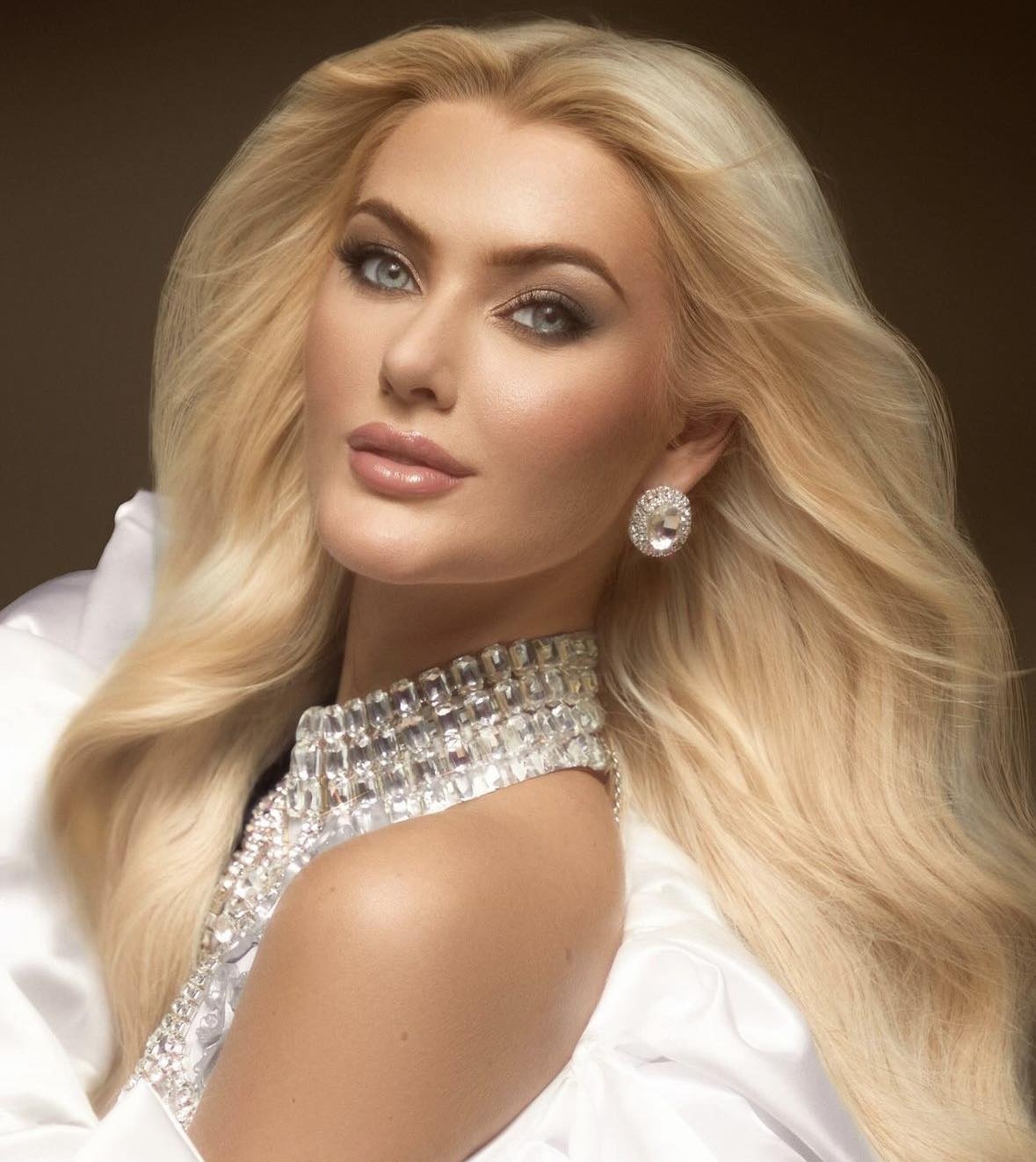  Victoria Kjær Theilvig, 21 tuổi, sở hữu gương mặt đẹp tựa búp bê, đôi mắt xanh thu hút và mái tóc vàng óng ả. Cô gây ấn tượng bởi sự quyến rũ, từ gương mặt đến thân hình đều rất cuốn hút. 