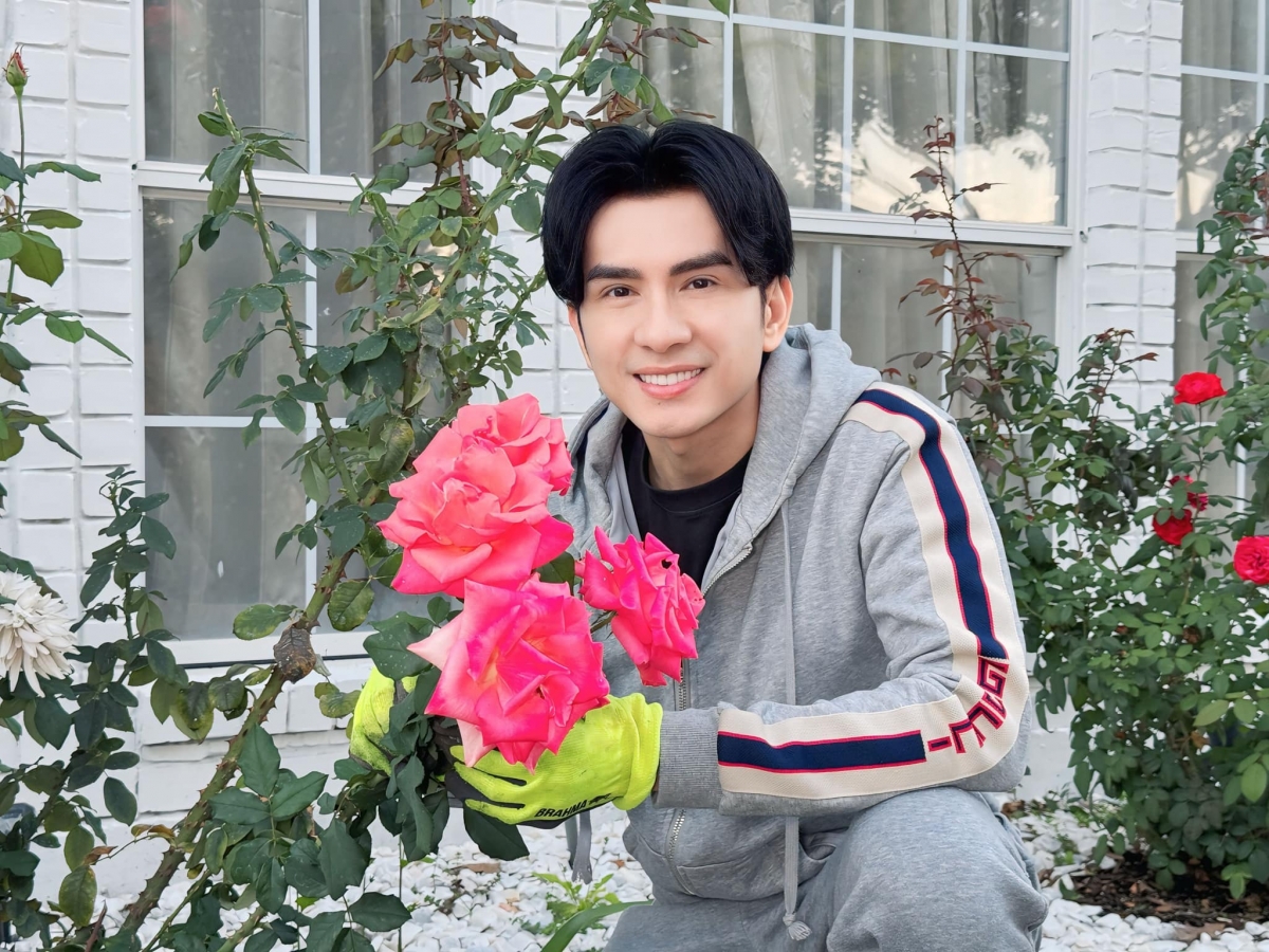 Đan Trường đăng loạt ảnh tự tay chăm sóc vườn hoa hồng trước căn biệt thự rộng lớn ở Mỹ: “Tương lai chắc làm nông quá”. (Nguồn: FBNV)