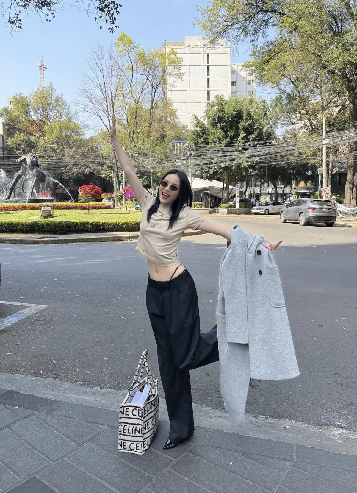 Kỳ Duyên chia sẻ những khoảnh khắc đáng nhớ tại Mexico khi tham gia Miss Universe 2024. Trước khi trở về Việt Nam, Kỳ Duyên đến thăm Đại sứ quán Việt Nam tại Mexico và một số địa điểm. Người đẹp dừng chân tại vị trí top 30 Miss Universe 2024. Thành tích này được đánh giá khá ấn tượng khi cuộc thi quy tụ hơn 120 thí sinh đến từ các quốc gia và vùng lãnh thổ. (Nguồn: FBNV)