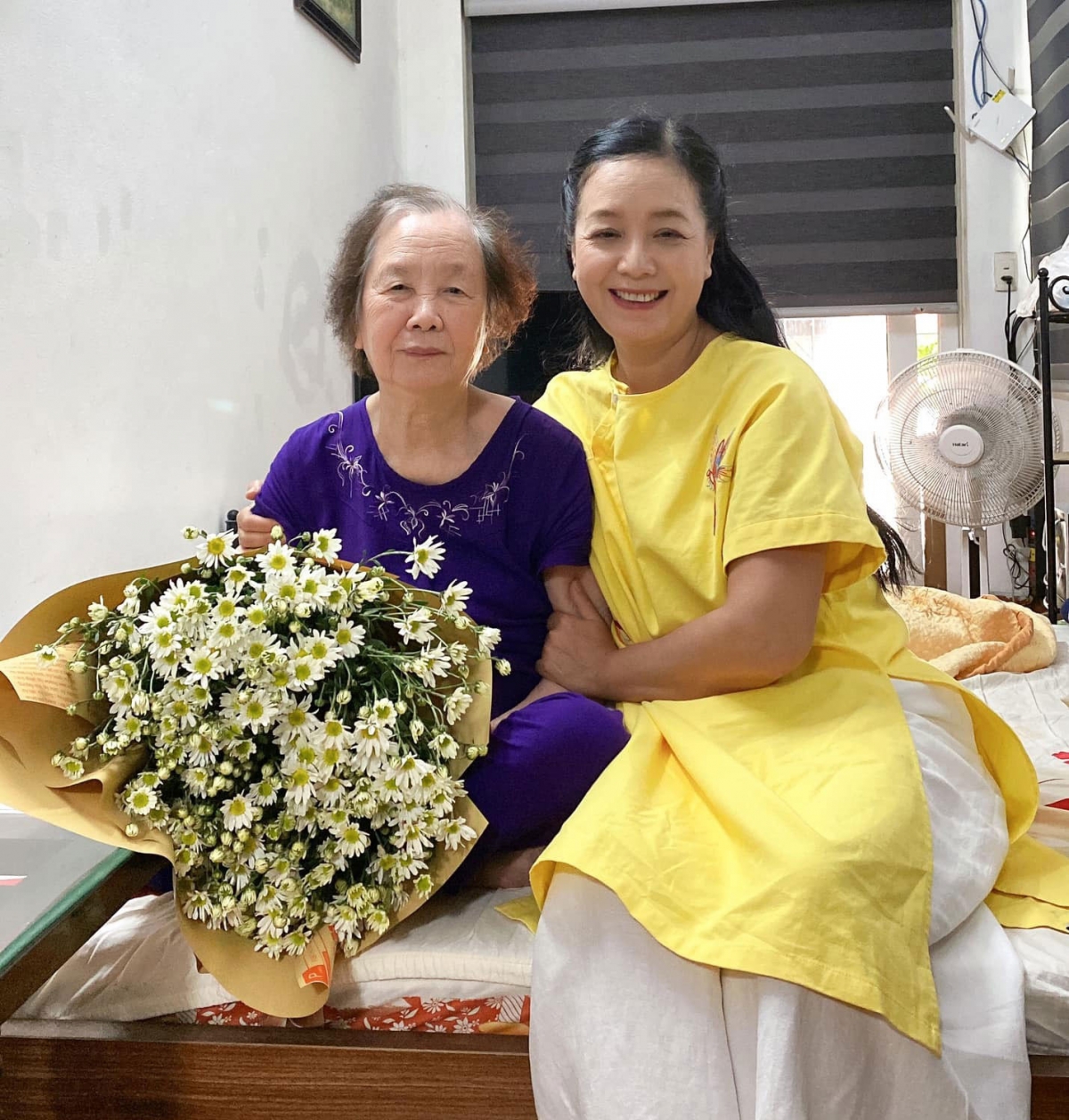 "Ngày 20/11, chúc mẹ Khuê của con - là phu nhân của thầy giáo, đạo diễn Nguyễn Đức Đọc - luôn dồi dào sức khoẻ, vui và hạnh phúc bên các con cháu", NSƯT Chiều Xuân chia sẻ trên trang cá nhân.