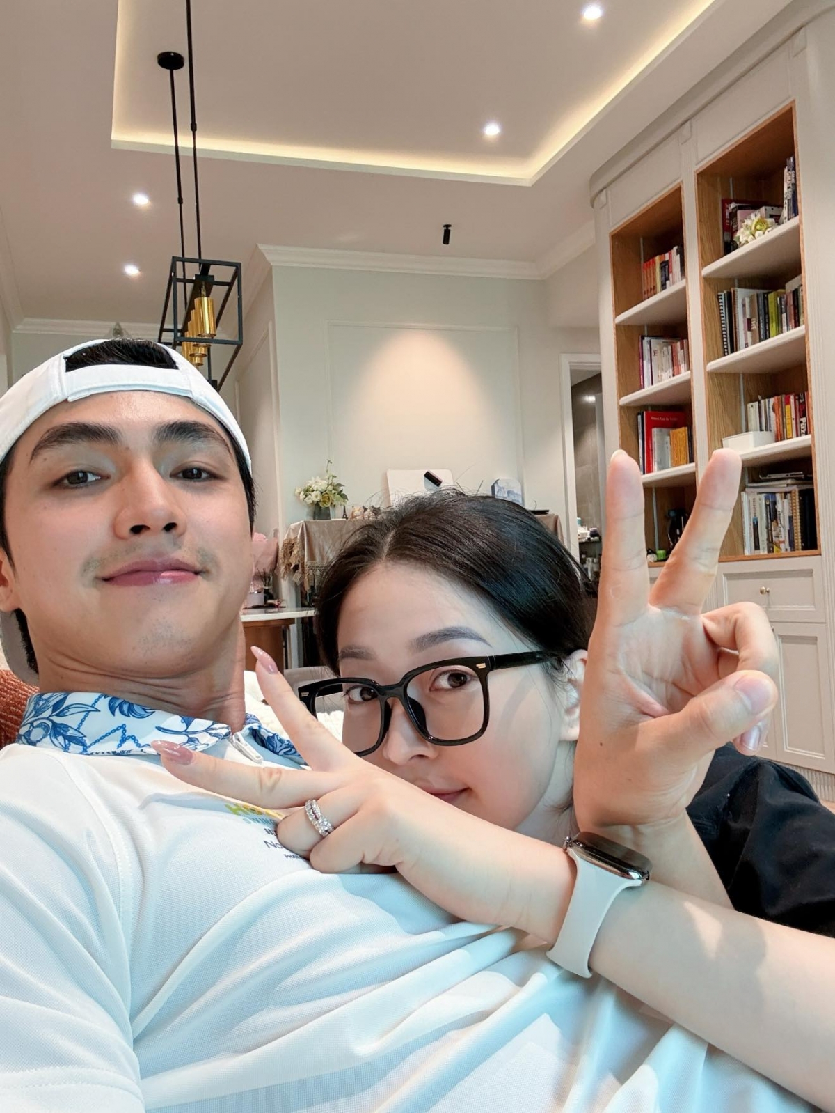 “Chào đón tổ ấm mới, chào Sài Gòn”, vợ chồng Phương Nga – Bình An chuyển vào TP.HCM sinh sống và mua nhà mới. (Nguồn: FBNV)
