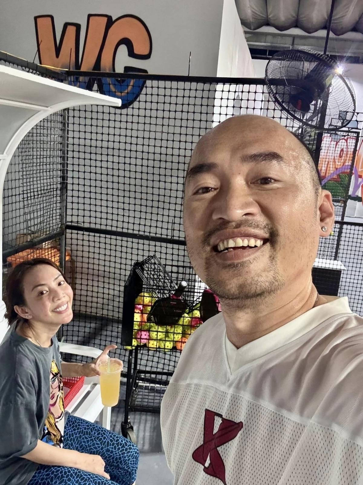 Vợ chồng Thu Trang - Tiến Luật rủ nhau đi chơi pickleball. (Nguồn: FBNV)