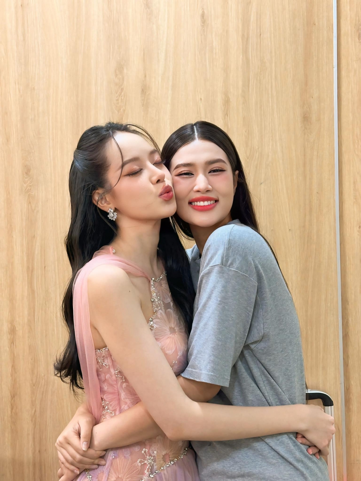 “Được ôm Miss International 2024 rồi”, Hoa hậu Đoàn Thiên Ân mừng rỡ khi được gặp lại Thanh Thuỷ sau một thời gian dài. (Nguồn: FBNV)