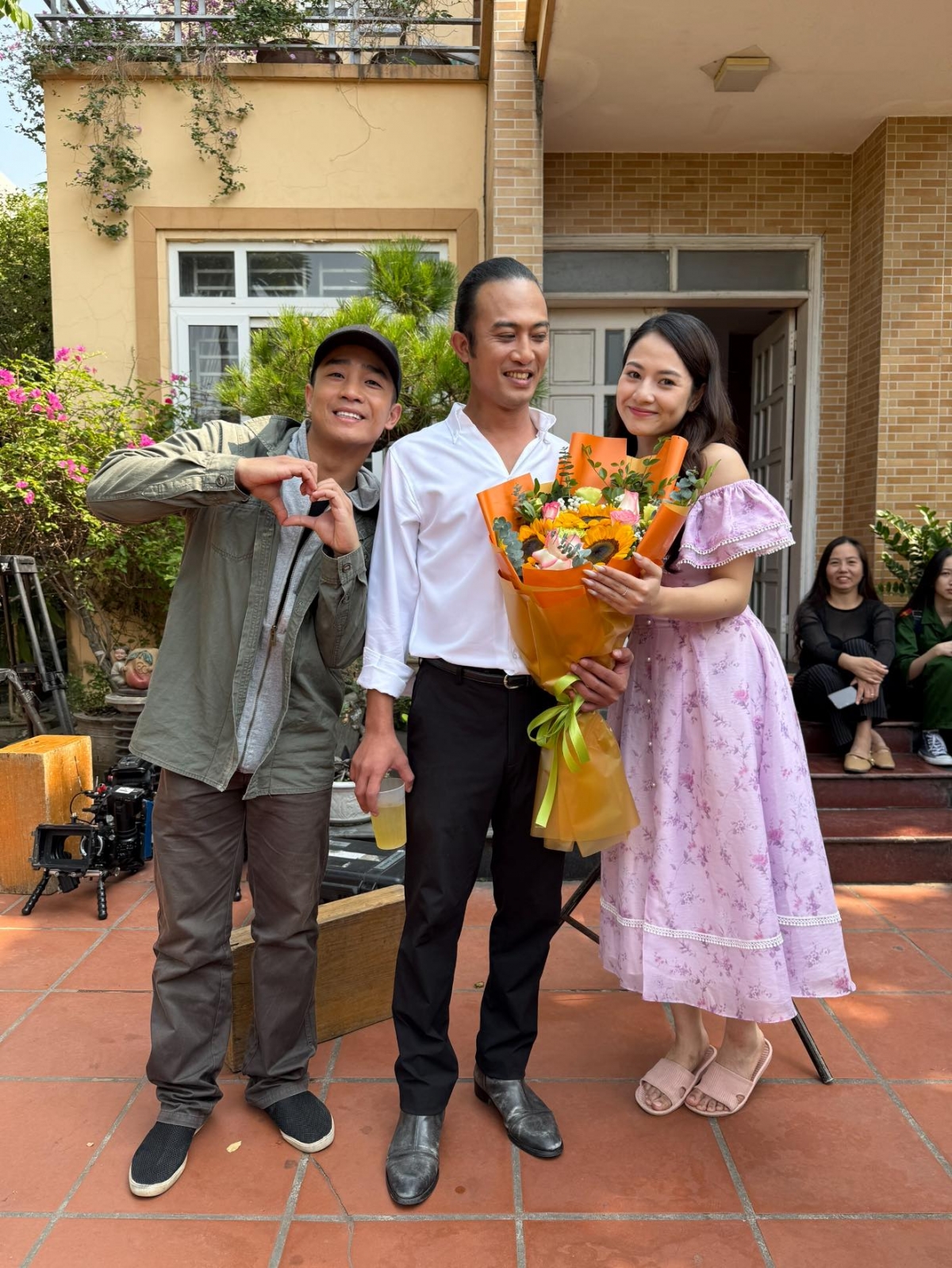 Tân “khẹc” (Đỗ Duy Nam thủ vai) là người đã đâm trọng thương Hồng. Kết thúc bộ phim, Đỗ Duy Nam đăng ảnh “tình thương mến thương” cùng Doãn Quốc Đam và Việt Hoa kèm chú thích: “Tân ‘khẹc’ xin lỗi! Phim như thế, không biết làm thế nào”. Nhân vật Tân bị đi tù và phải bồi thường, chi trả viện phí của Hồng. Với tình tiết này, nhiều khán giả dự đoán Hồng không chết mà chỉ bị thương. Họ hy vọng đây là một cái kết mở để bộ phim sẽ có phần 2.