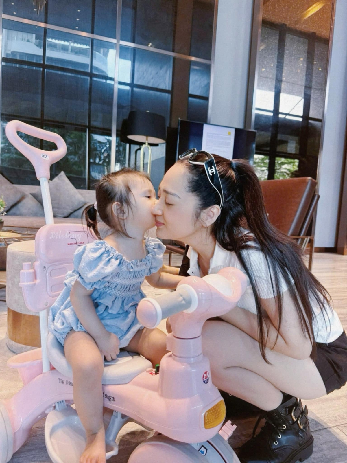 Bảo Anh đăng ảnh được con gái Misumi hôn má. Nữ ca sĩ viết: “Cảm ơn những niềm hạnh phúc dịu dàng, vui tươi xen kẽ những hoang mang, lê lết, lo lắng, đôi khi là những lúc phát điên phát khùng. Cảm ơn vì dạy Bảo Anh cách yêu thương, chăm sóc, kiên nhẫn”. (Nguồn: FBNV)