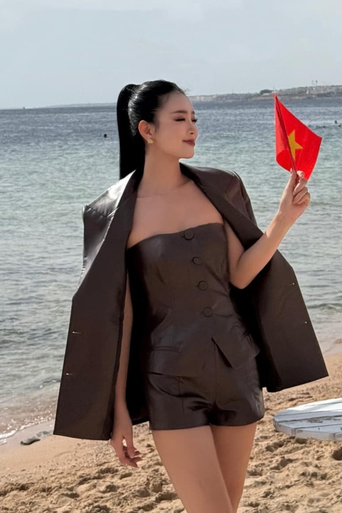 Á hậu Bùi Khánh Linh phát hiện thiếu dải băng (sash) quốc gia khi tham gia các hoạt động của cuộc thi Miss Intercontinental 2024 tại Ai Cập. Trước tình huống này, đại diện Việt Nam đã nhanh chóng thích nghi bằng cách sử dụng quốc kỳ trong các hoạt động bên lề.