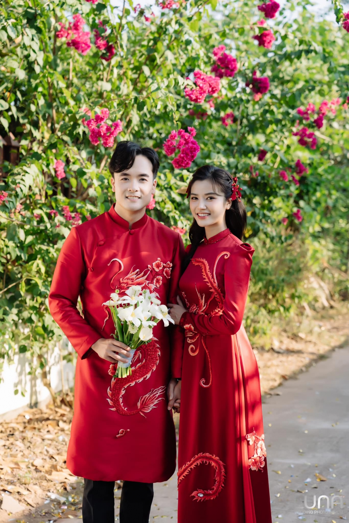 Sao Việt 23/11: Cặp diễn viên Anh Đào - Anh Tuấn tổ chức đám hỏi hôn lễ tại nhà thờ tại quê nhà cô dâu ở Bắc Giang. Về chung vui cùng họ có một số diễn viên của VFC như Minh Thu, Huyền Sâm... Trong ngày trọng đại, cô dâu chú rể mặc áo dài đỏ thêu rồng phượng, thực hiện các nghi thức cưới hỏi truyền thống.