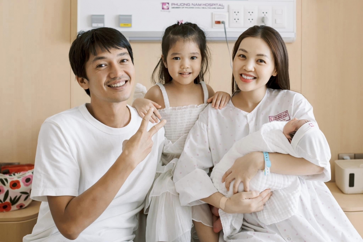 Vợ chồng Quang Tuấn – Linh Phi hạnh phúc chào đón con thứ 2 ra đời. “Chúc mừng con đã chính thức bước ra khỏi chiếc bụng tròn xoe của mẹ để đến với vòng tay yêu thương của gia đình mình”, Linh Phi chia sẻ.