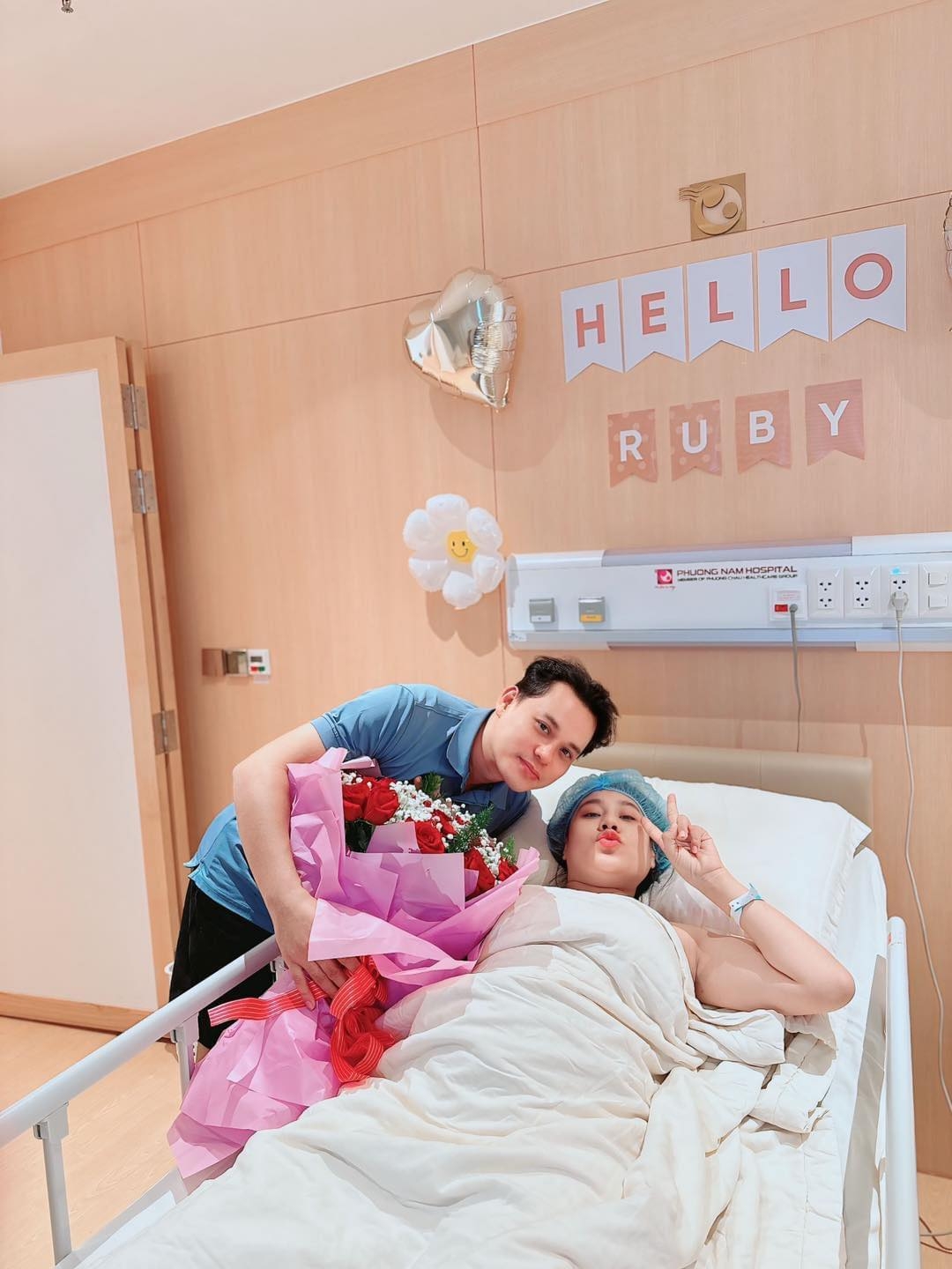 Hồ Bích Trâm chia sẻ cô vừa sinh con thứ hai. Em bé được đặt tên ở nhà là Ruby, nặng 3,5 kg khi chào đời. “Trộm vía mẹ và bé khoẻ ạ. Em Ruby chưa khóc Ba Trọng khóc huhu rồi”. (Nguồn: FBNV)