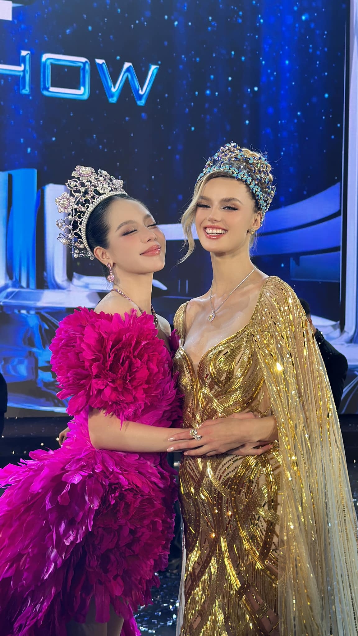 Khoảnh khắc Hoa hậu Quốc tế 2024 Thanh Thủy chung khung hình với đương kim Hoa hậu Thế giới Krystyna Pyszková gây chú ý trên mạng xã hội. Hai người đẹp cùng tham dự chung kết Mr World 2024. Khán giả dành nhiều lời khen ngợi cho nhan sắc của Thanh Thủy và Krystyna Pyszková. (Nguồn: FBNV)